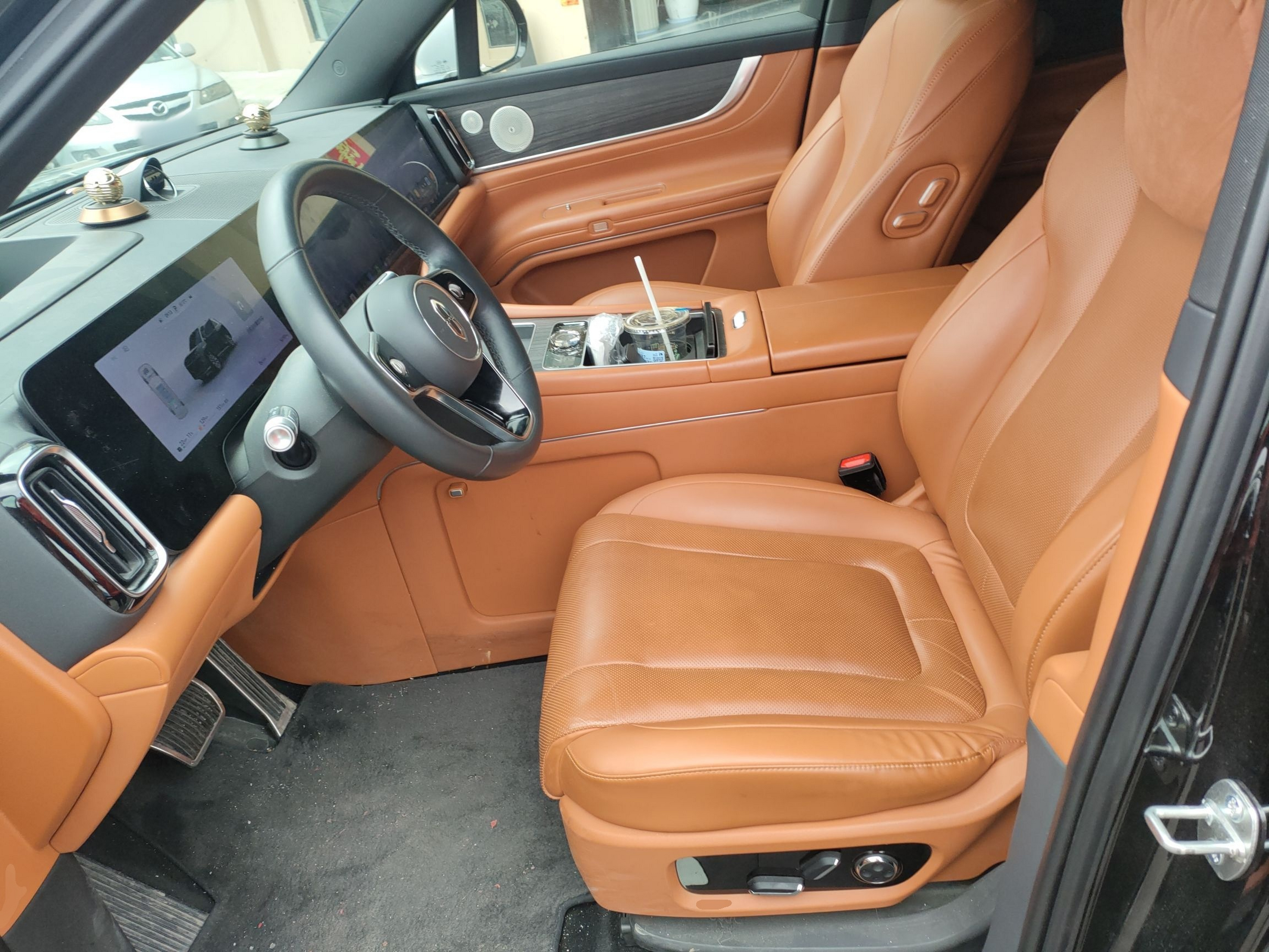 المقاعد الأمامية داخل السيارة