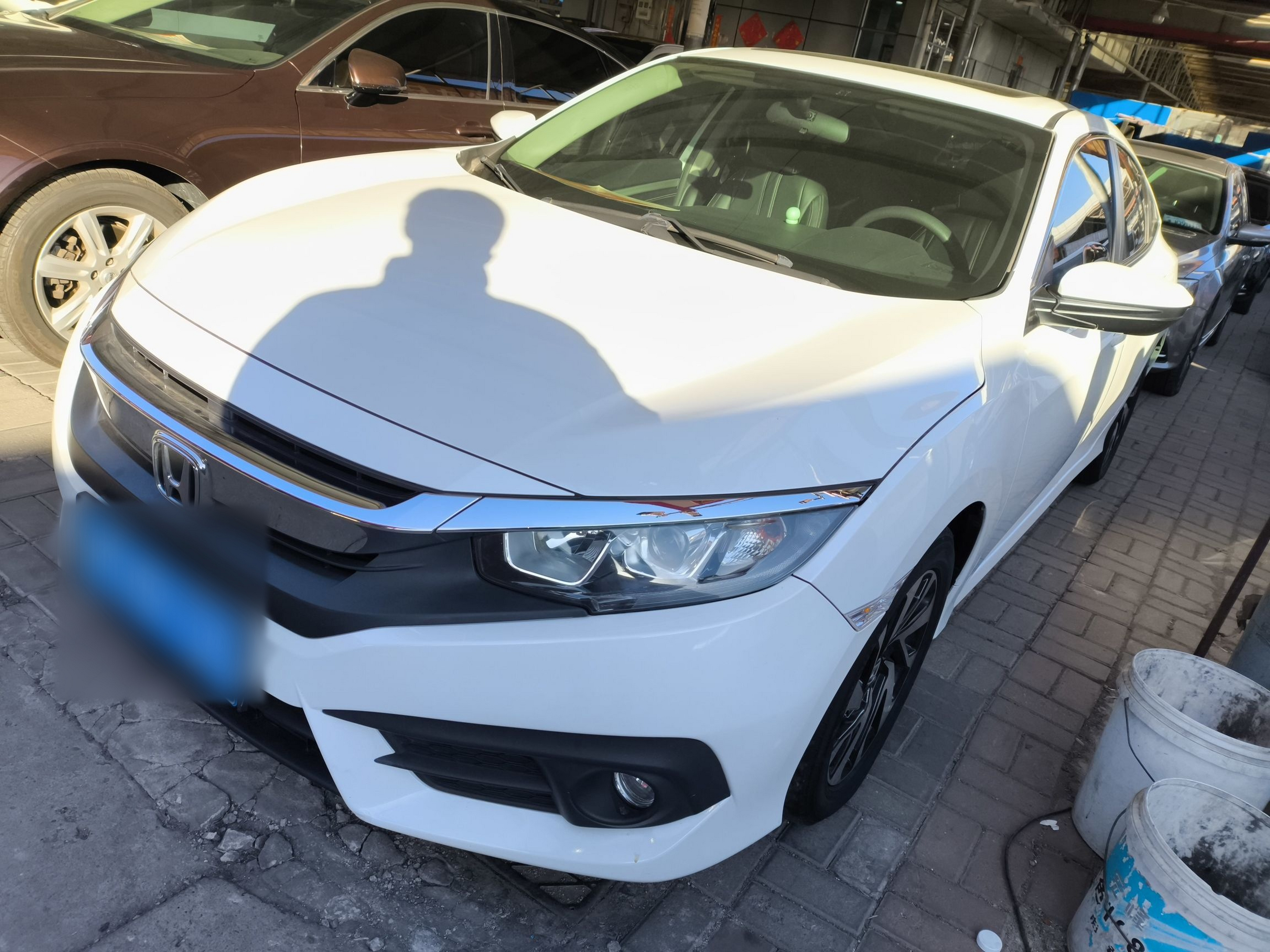 Под передней частью автомобиля