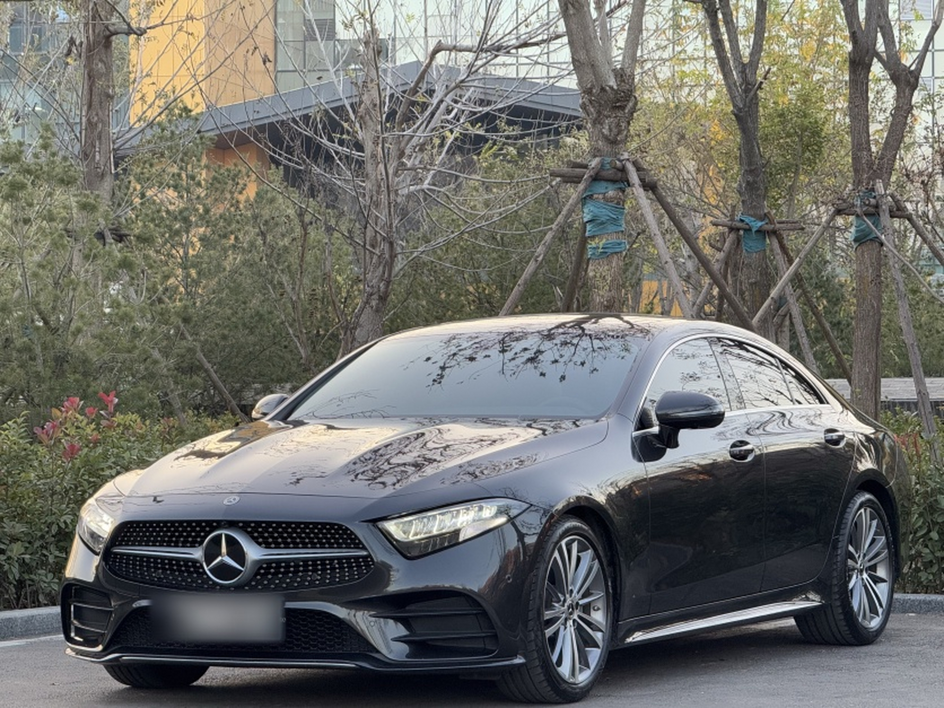 Под передней частью автомобиля