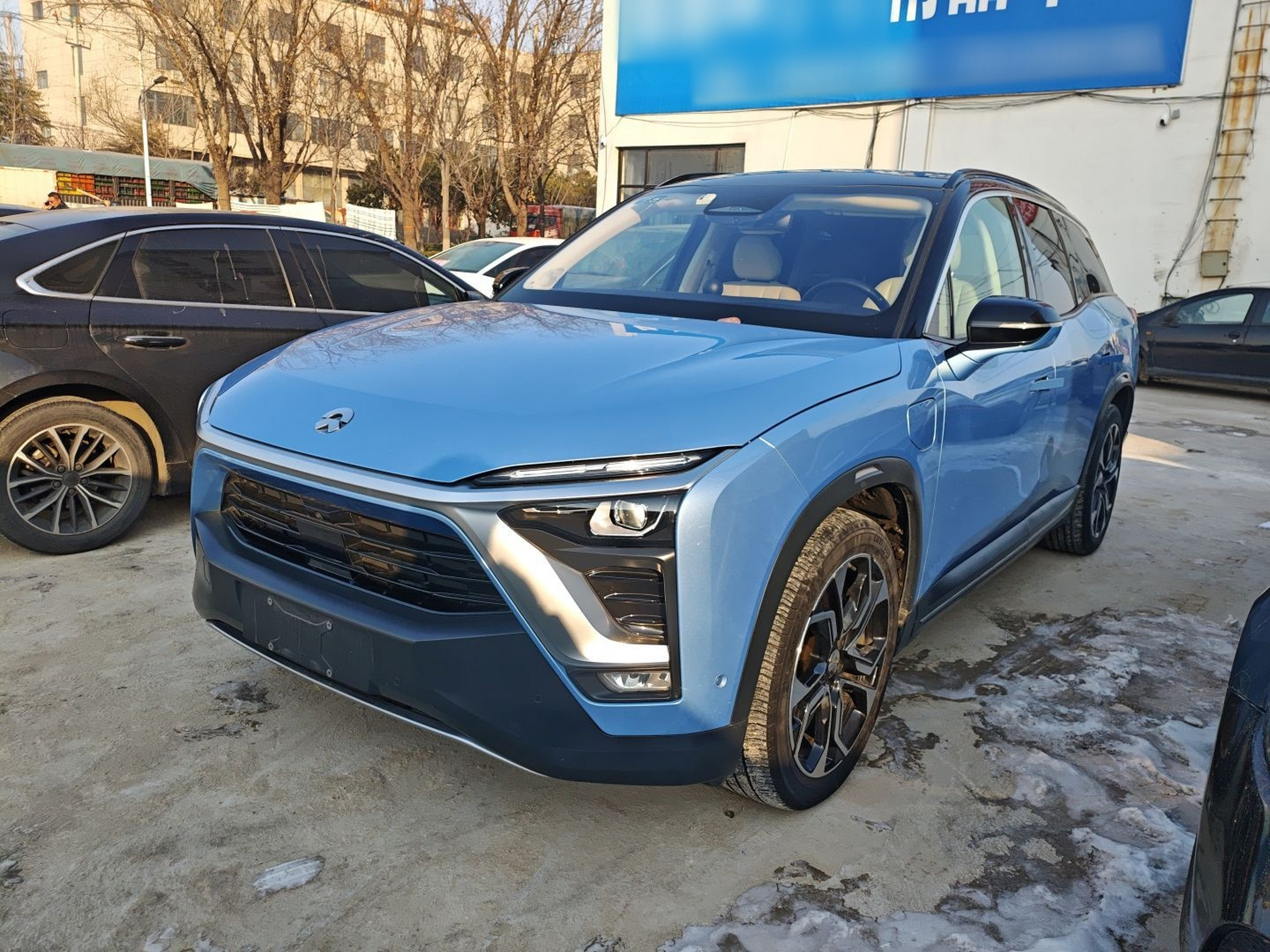 تحت مقدمة السيارة