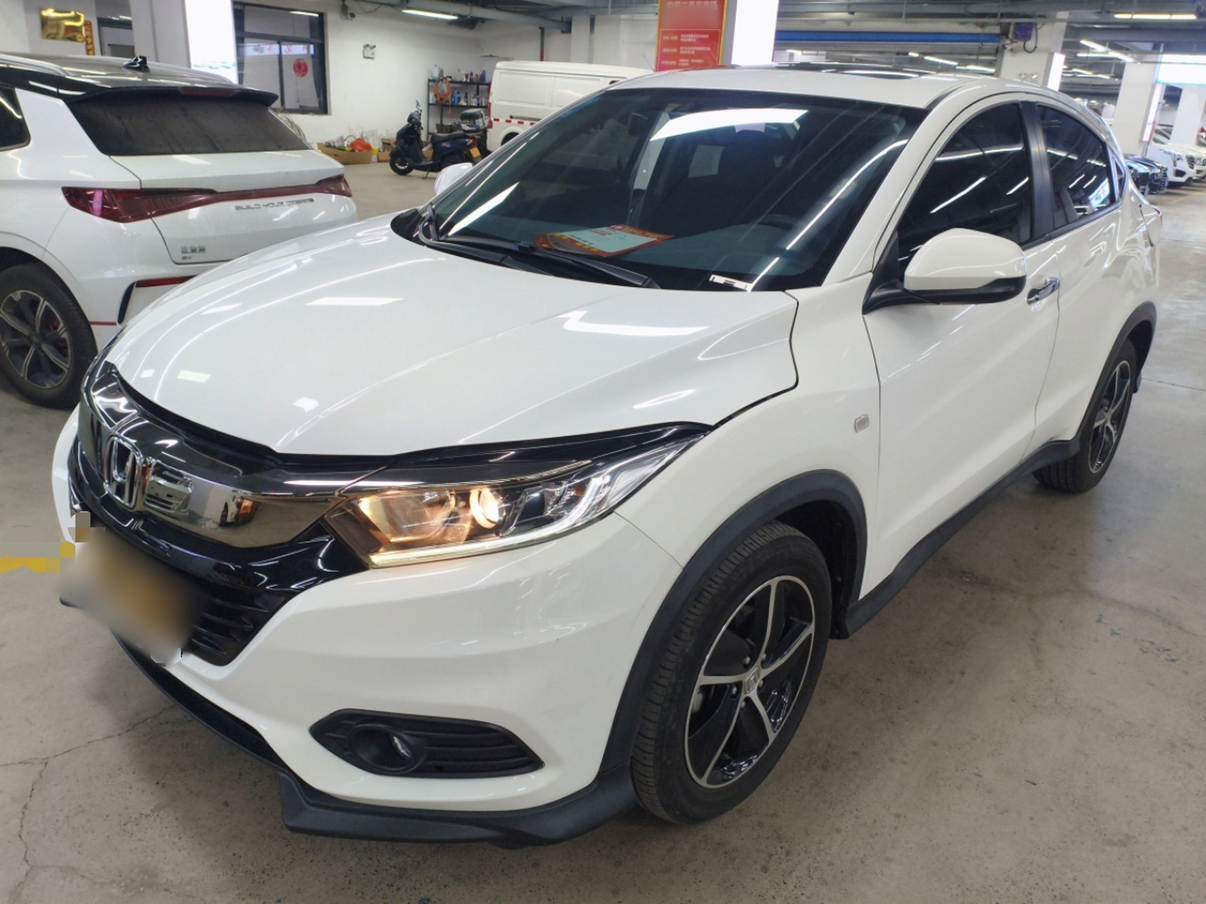 تحت مقدمة السيارة