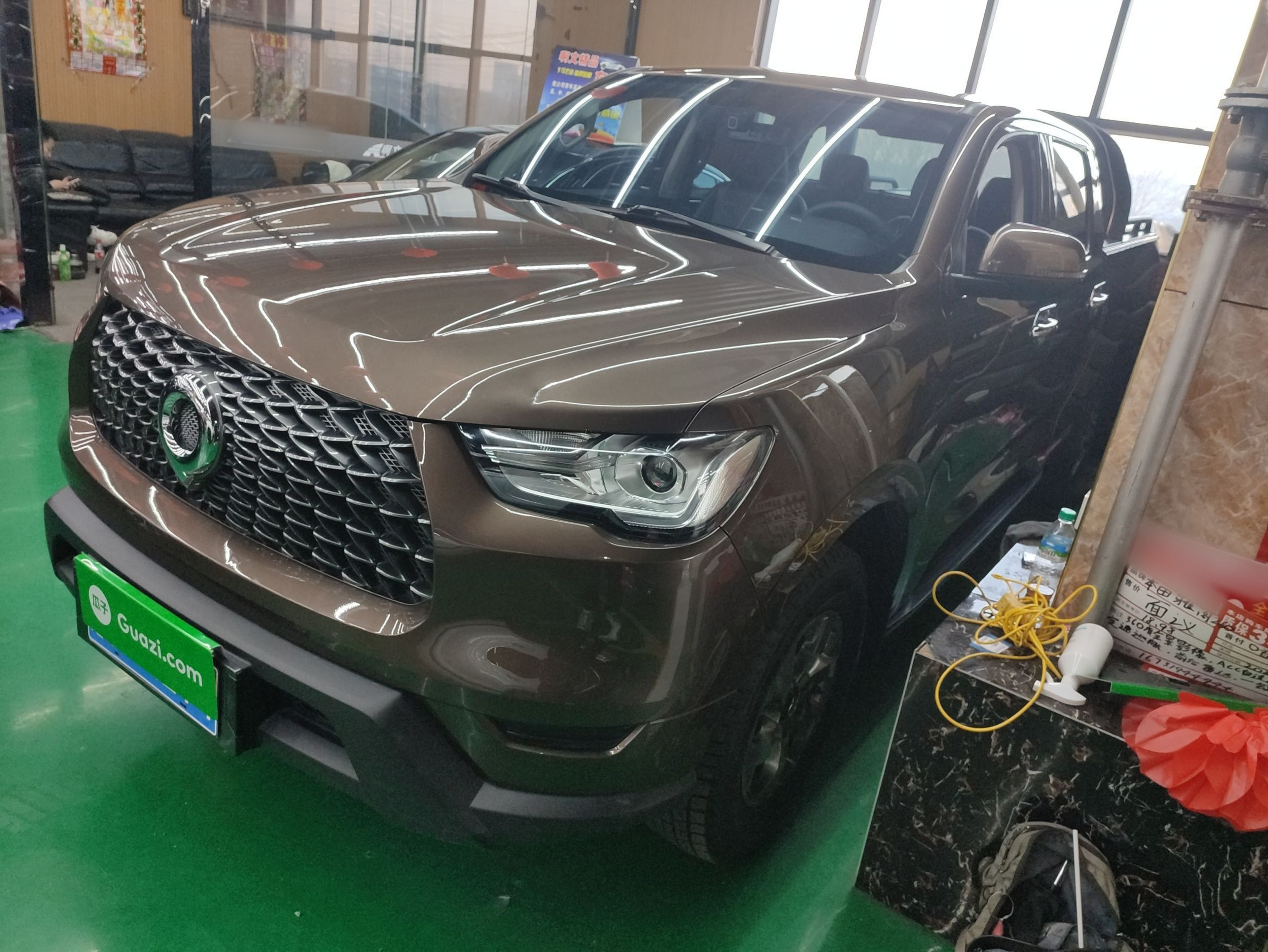 Под передней частью автомобиля