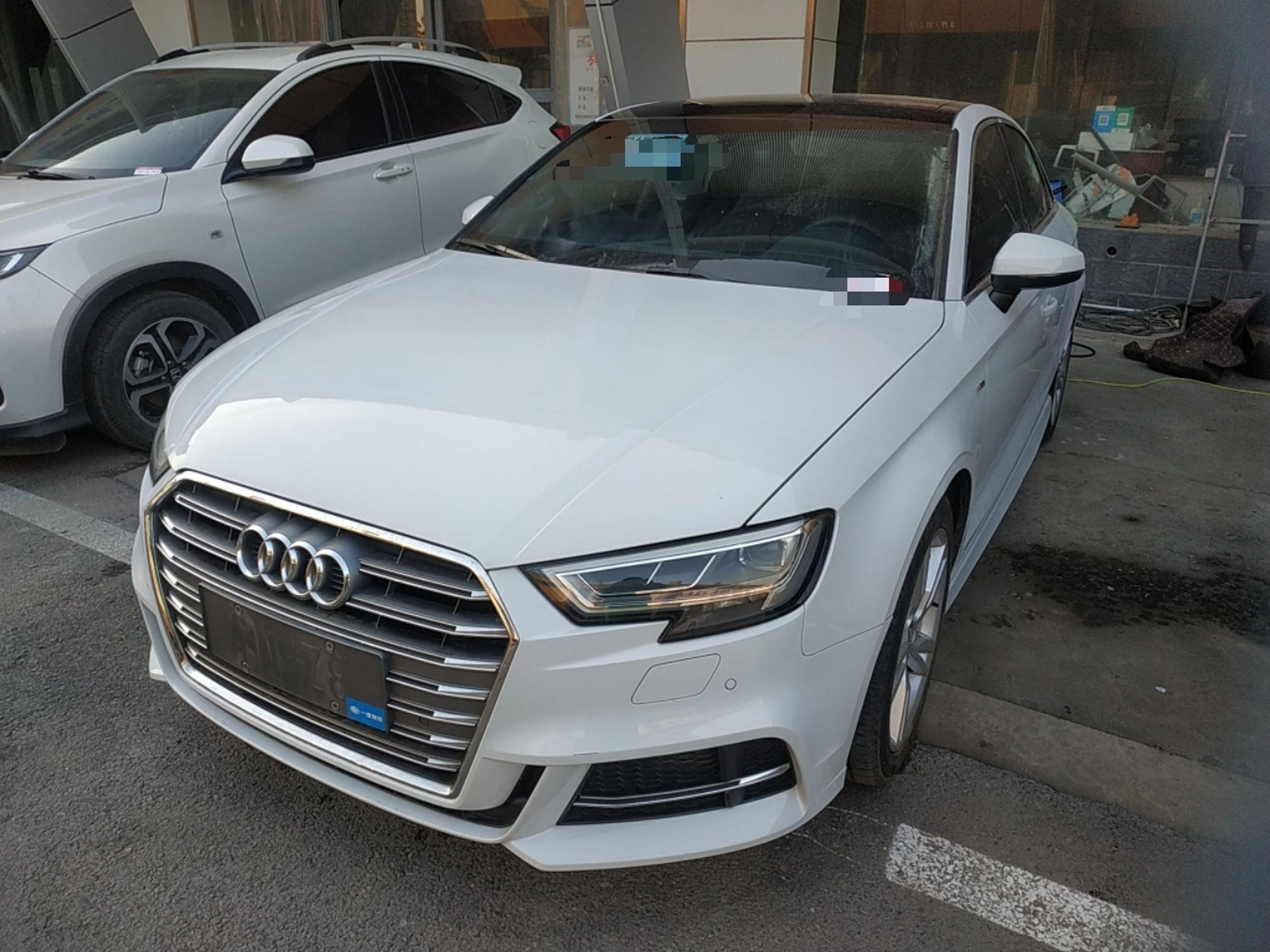 Под передней частью автомобиля