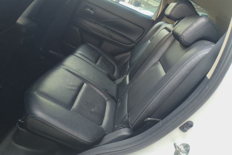 Used Mitsubishi Outlander 2016 2.4L 4x4 Luxury Edition 7-Seater
