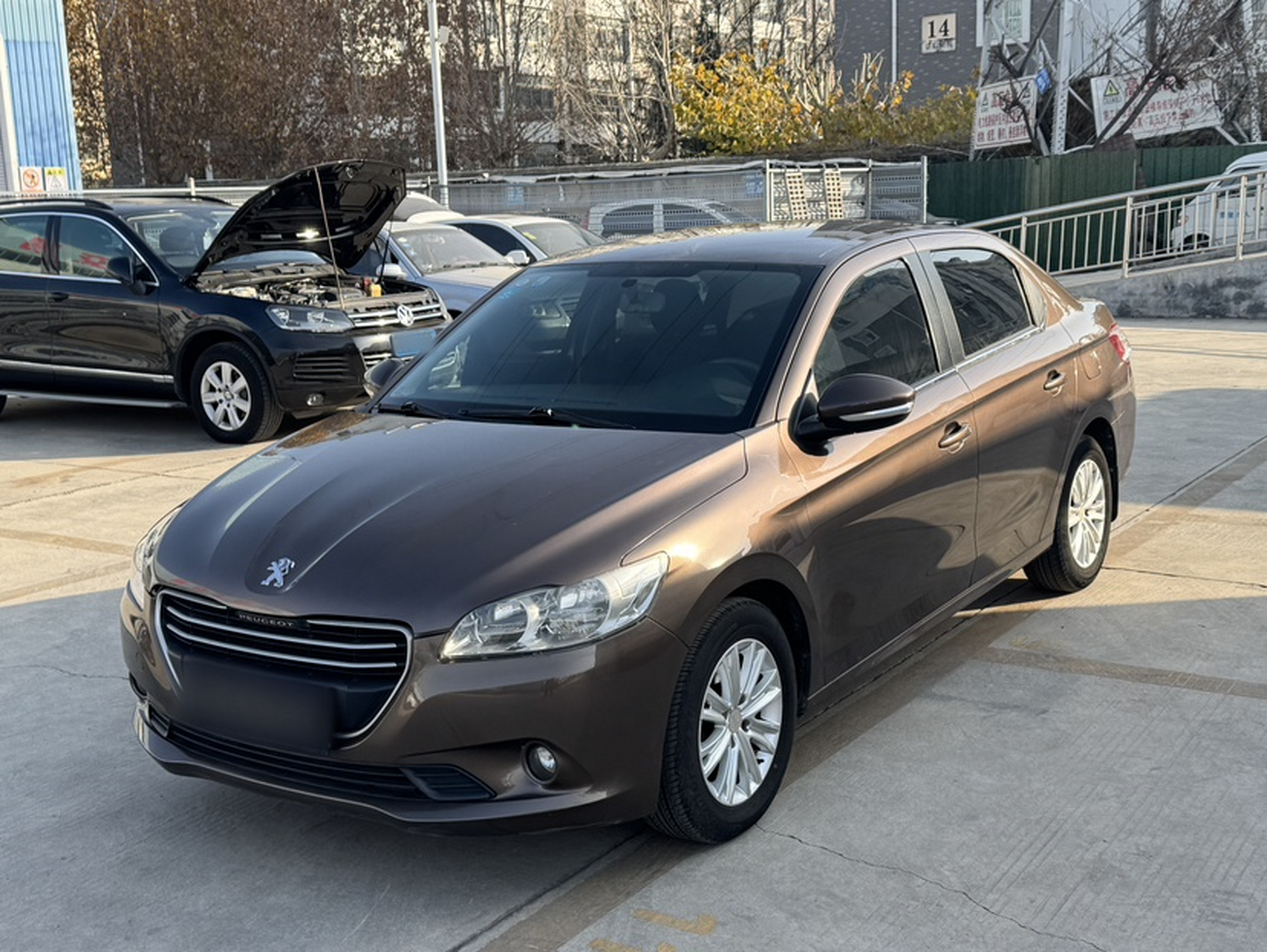 Под передней частью автомобиля