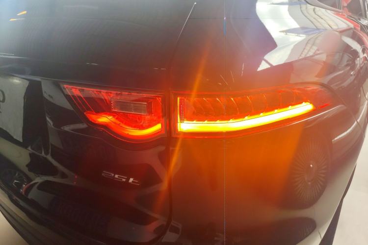 Used Jaguar F-PACE 2018 2.0T Two-Wheel Drive Urban Deluxe Edition
