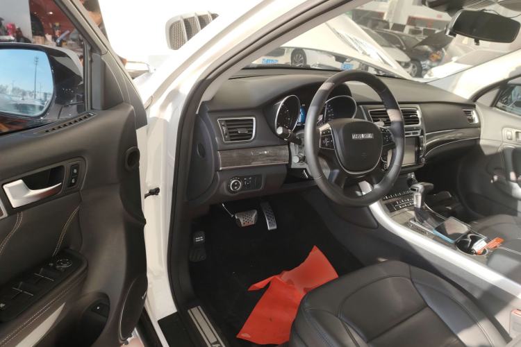 Used Haval H8 2015 2.0T two-wheel drive Comfort trim level
