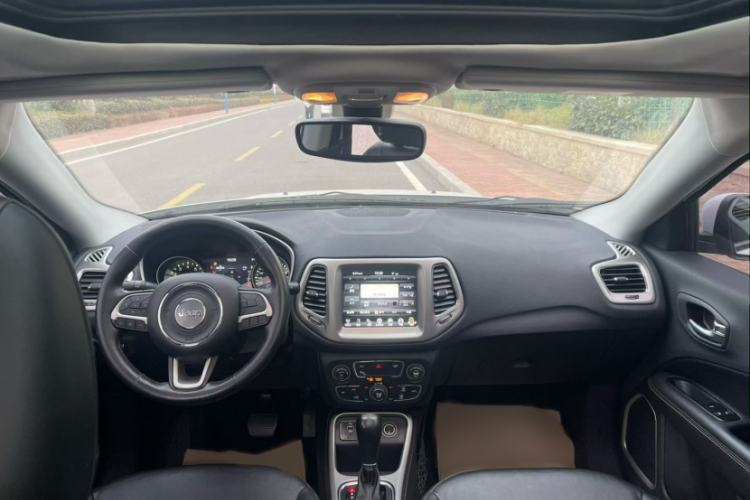 Used  Compass 2017 200T Automatic Family Edition
