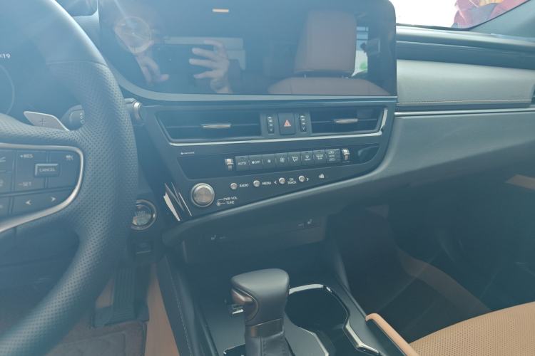 Used Lexus ES 2023 200 Excellence Edition
