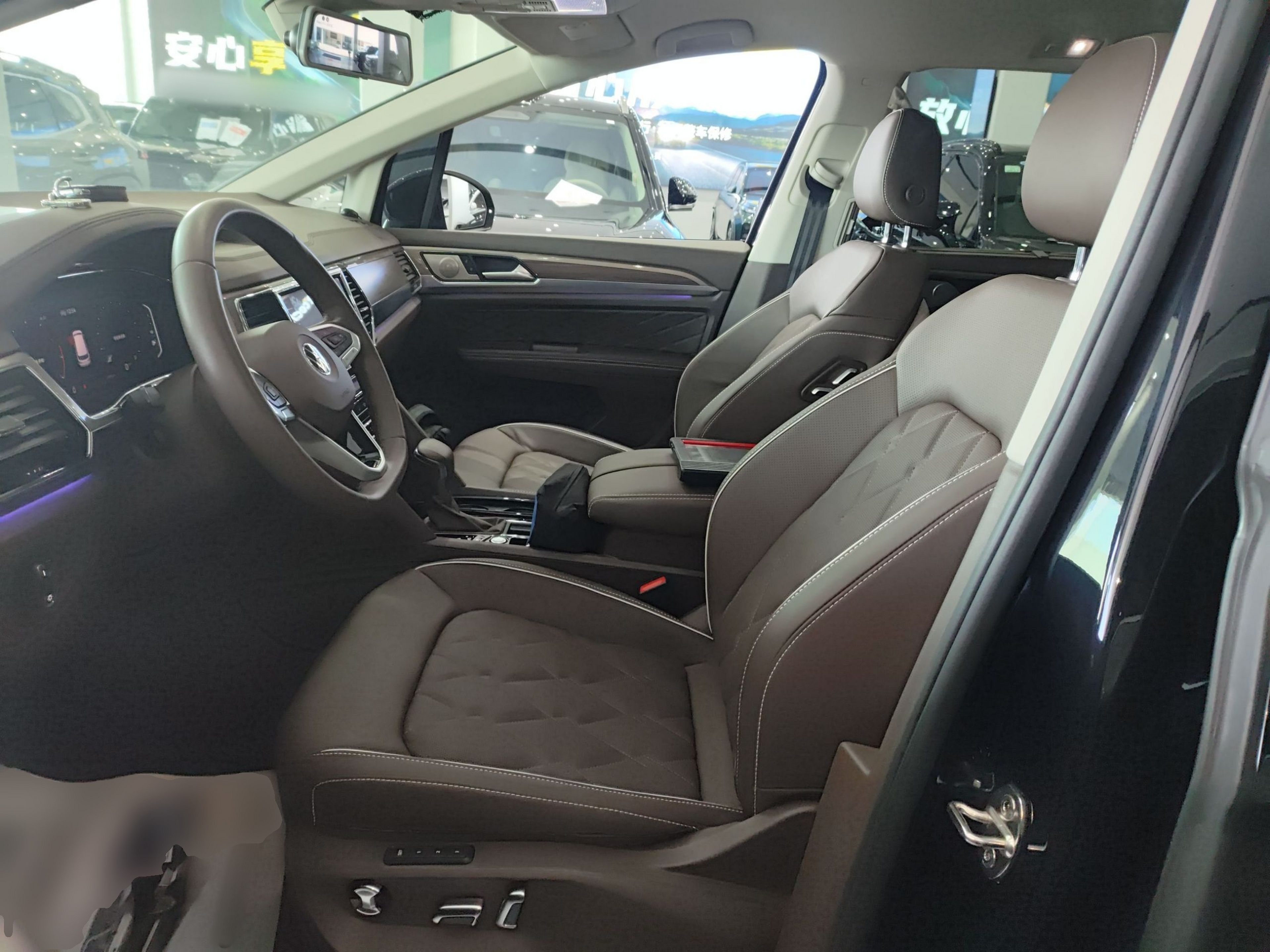 المقاعد الأمامية داخل السيارة