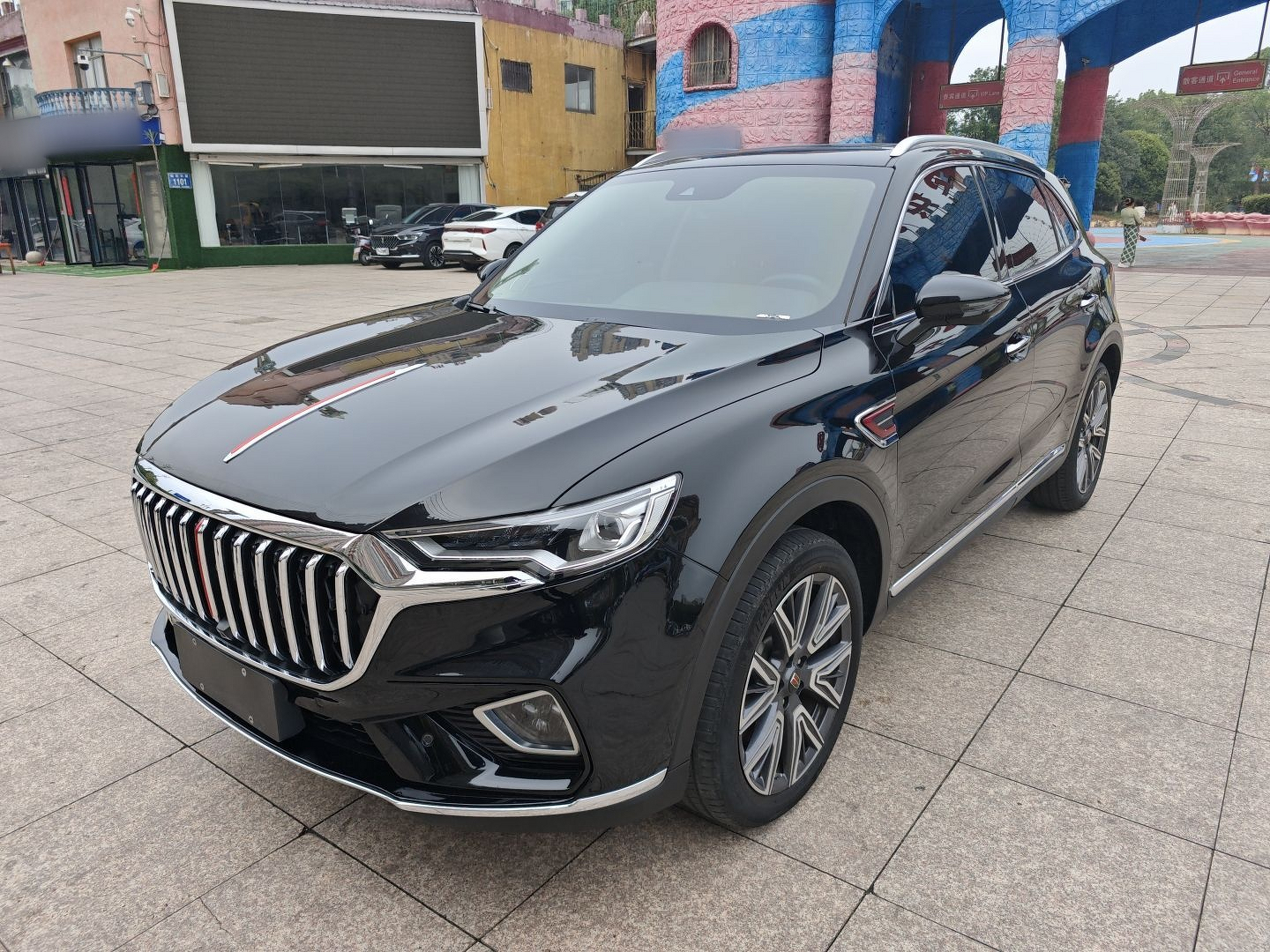 تحت مقدمة السيارة