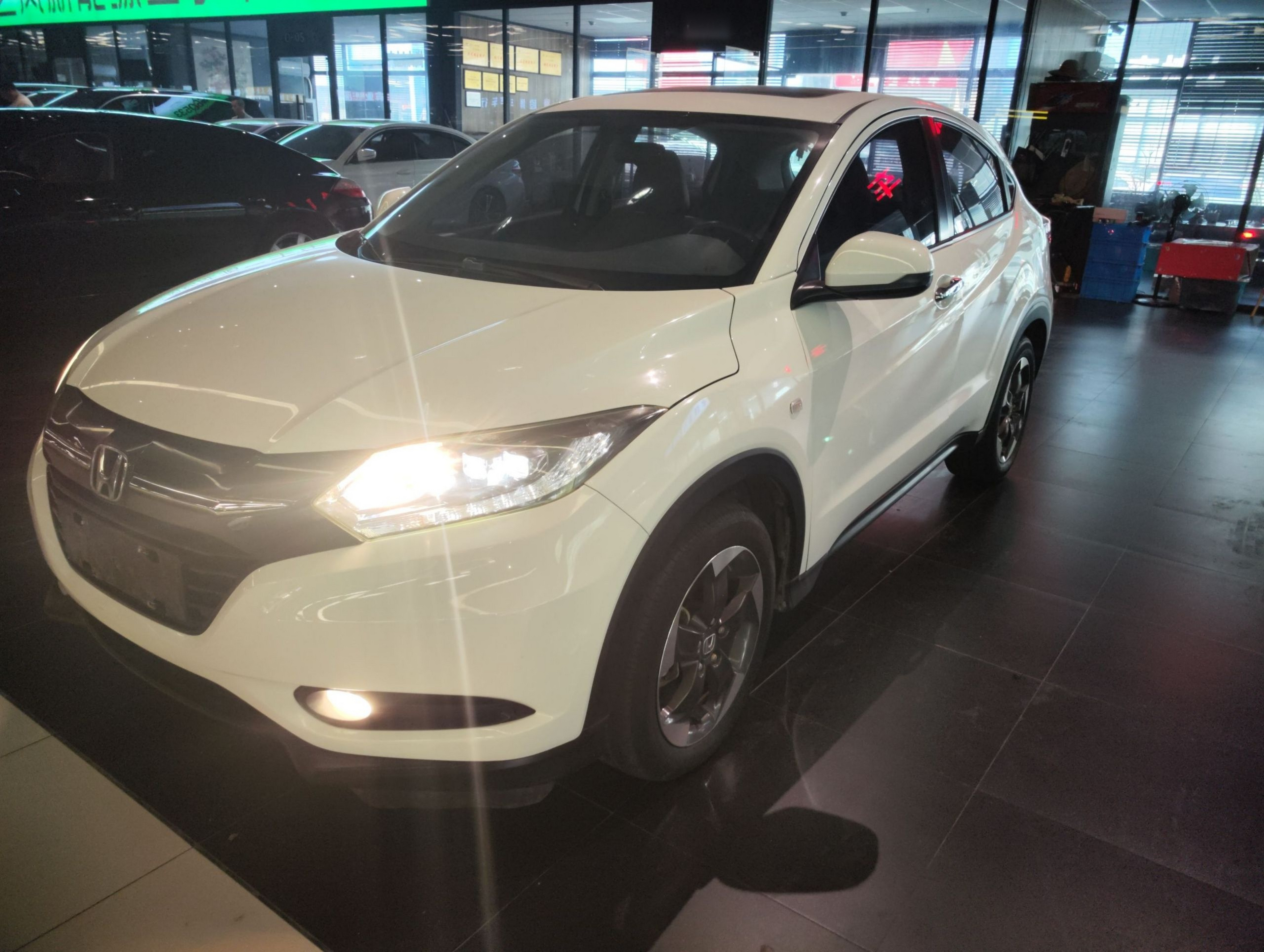 تحت مقدمة السيارة