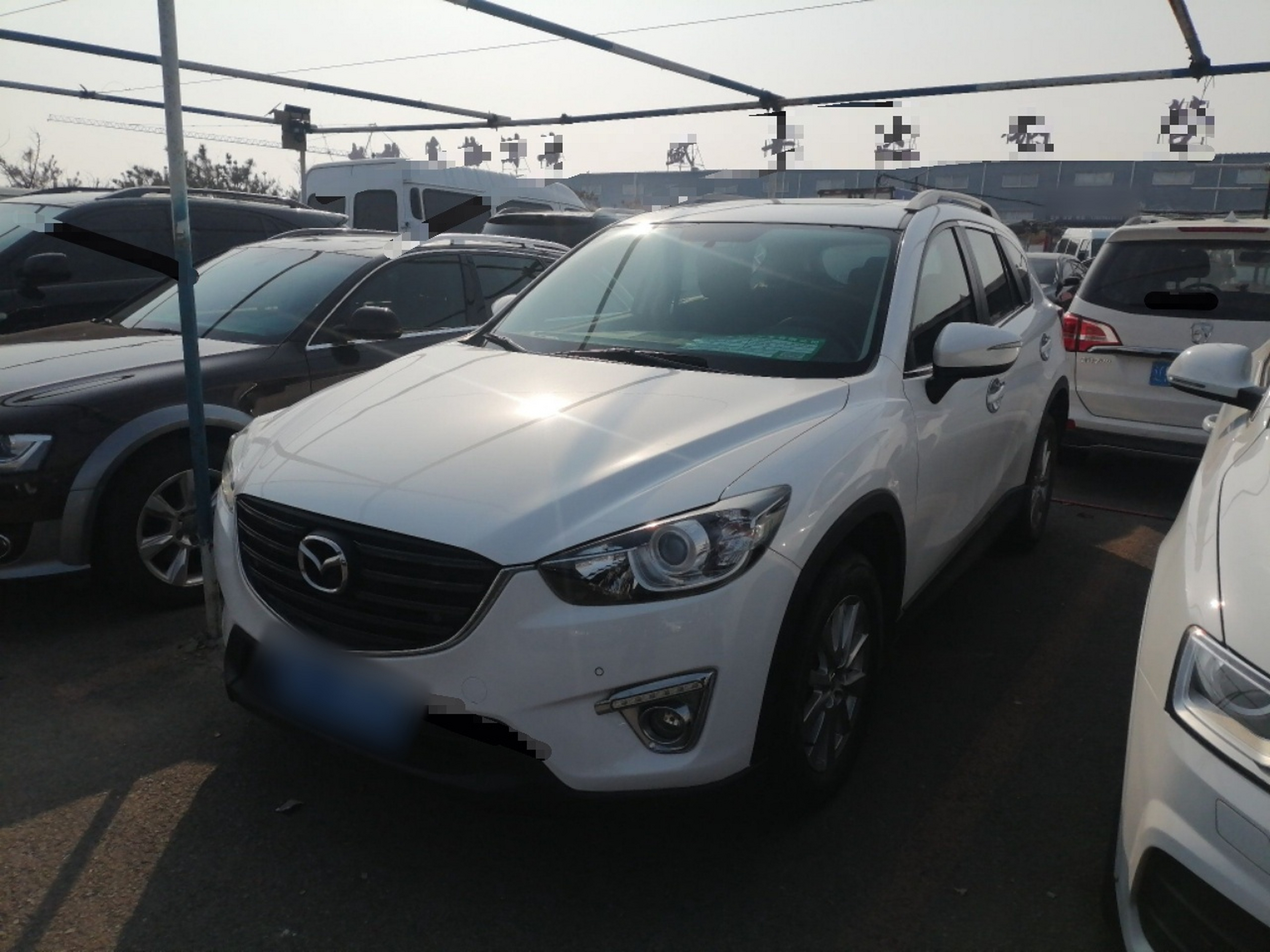 Под передней частью автомобиля