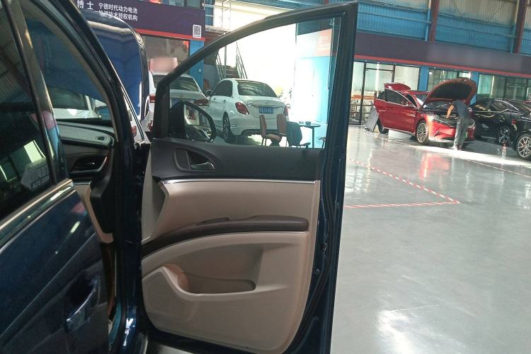 Used Buick GL8 2023 Land Executive Class Comfort Model
