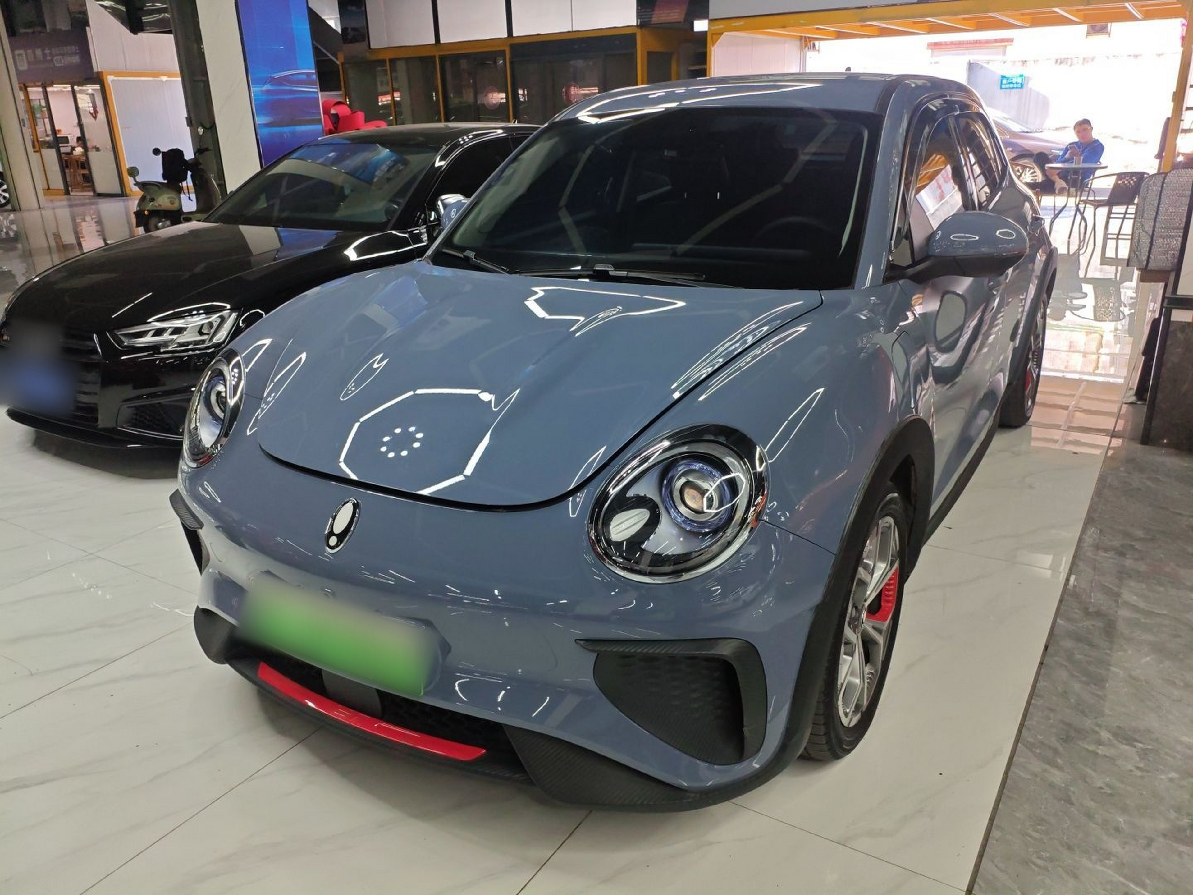 تحت مقدمة السيارة