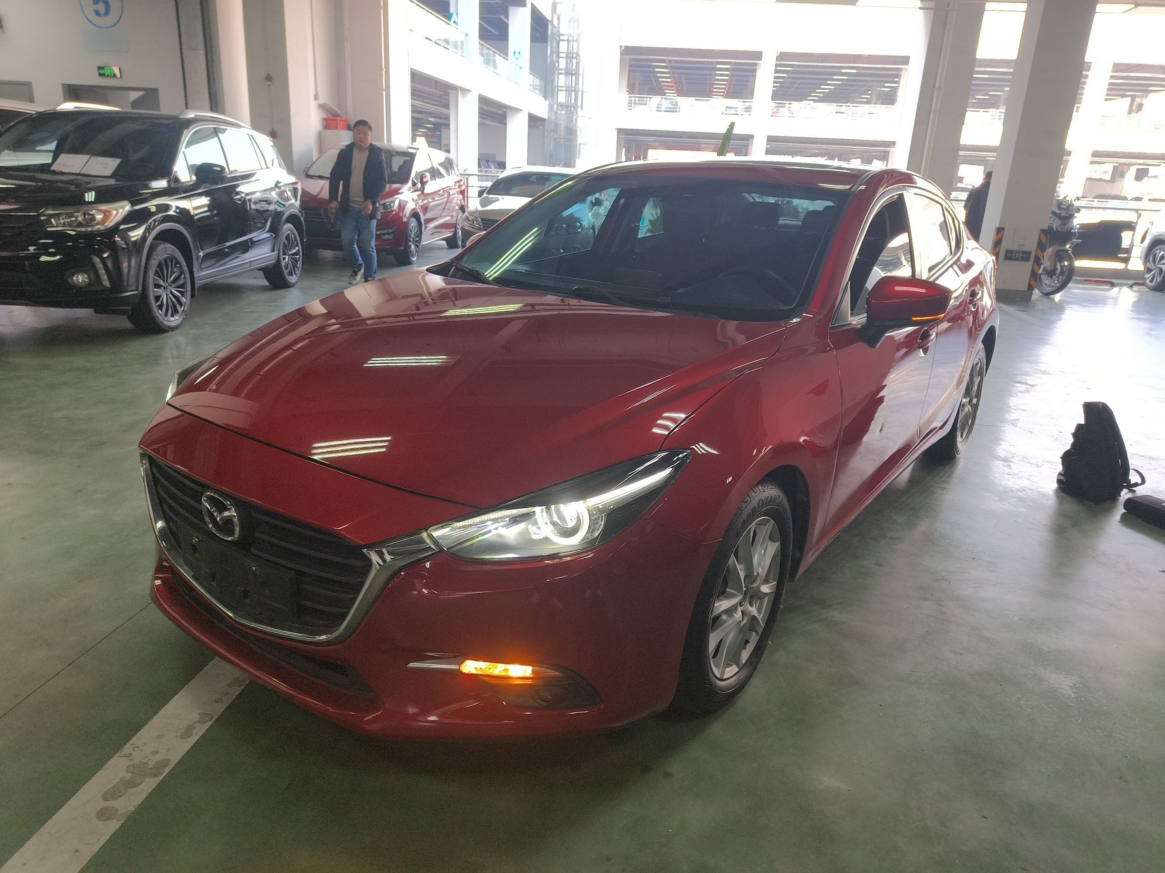 Под передней частью автомобиля