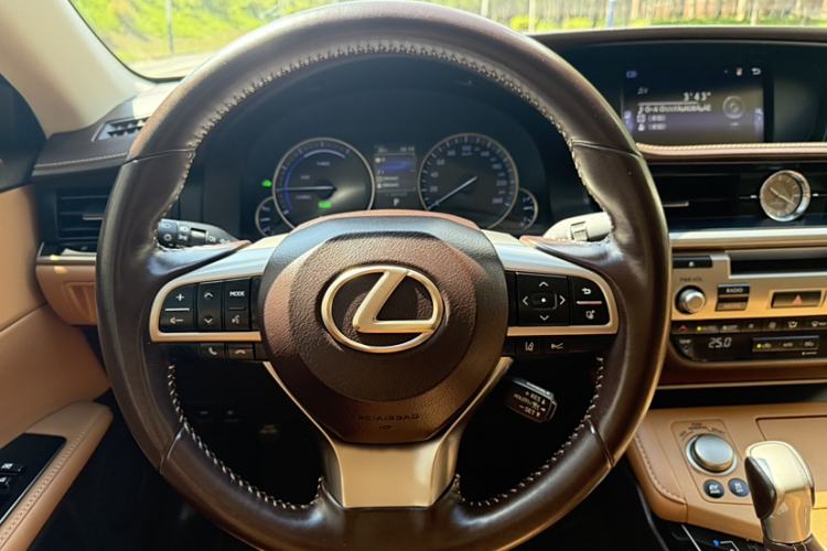 Used Lexus ES 2015 300h Comfort Edition
