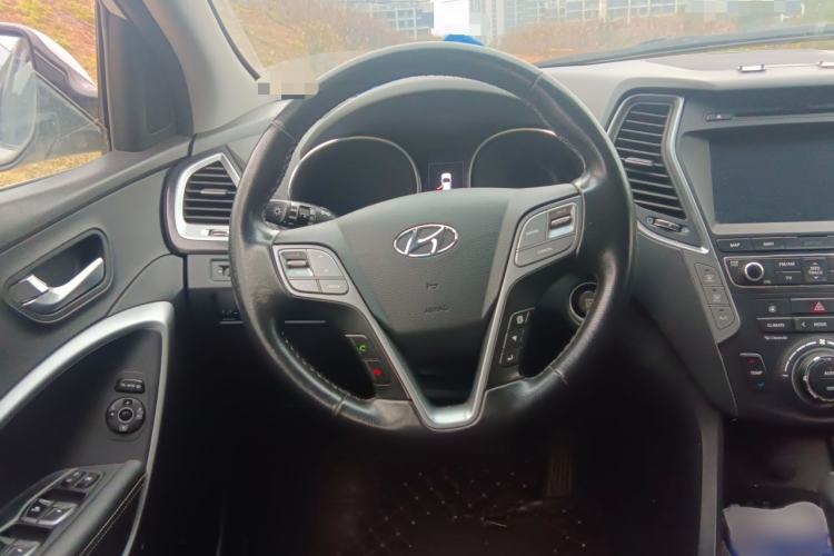 Used Hyundai Santa Fe 2017 2.0T Automatic Two-Wheel Drive Smart Version 7 Seats