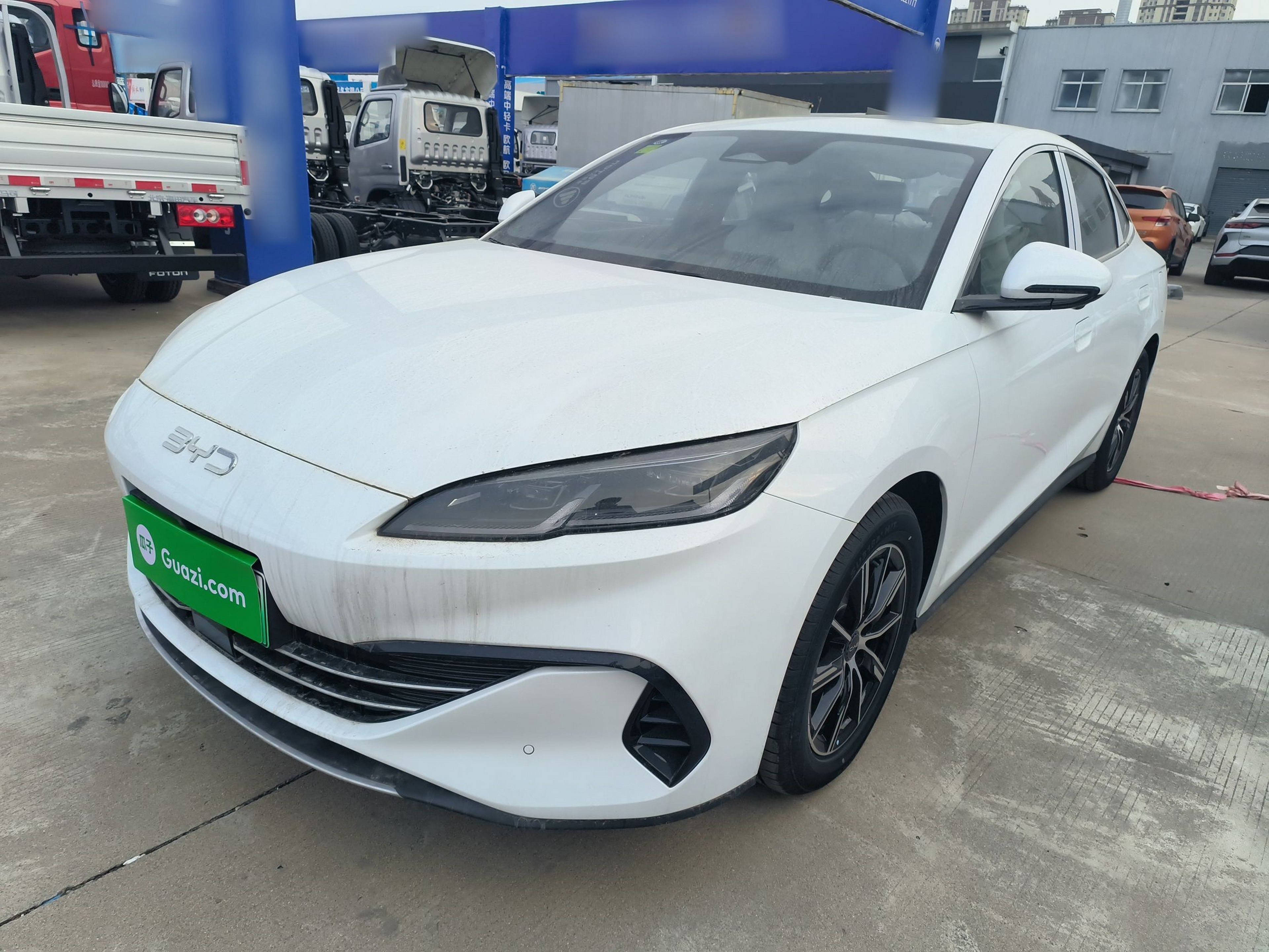 تحت مقدمة السيارة