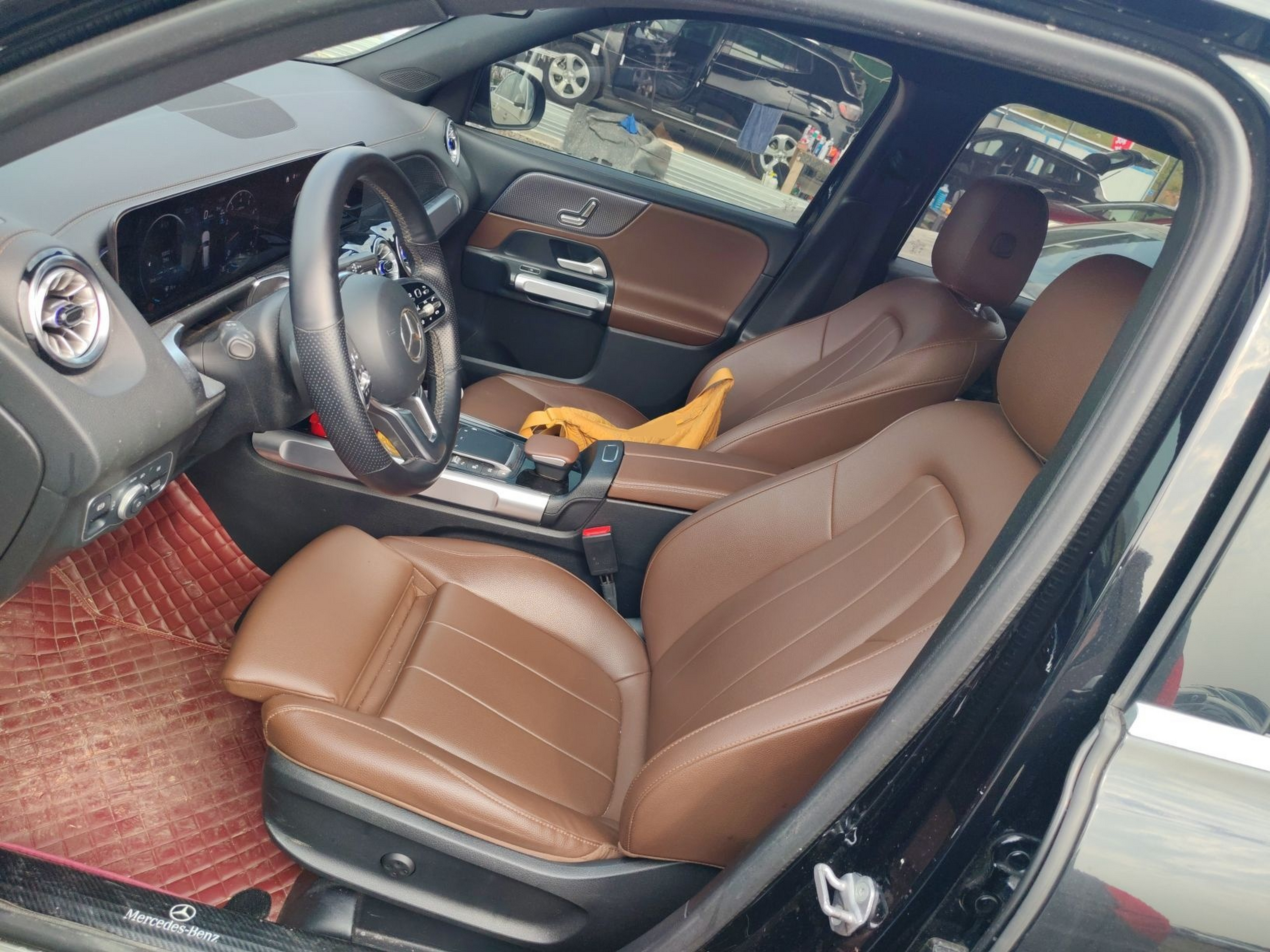 Переднее сиденье в автомобиле