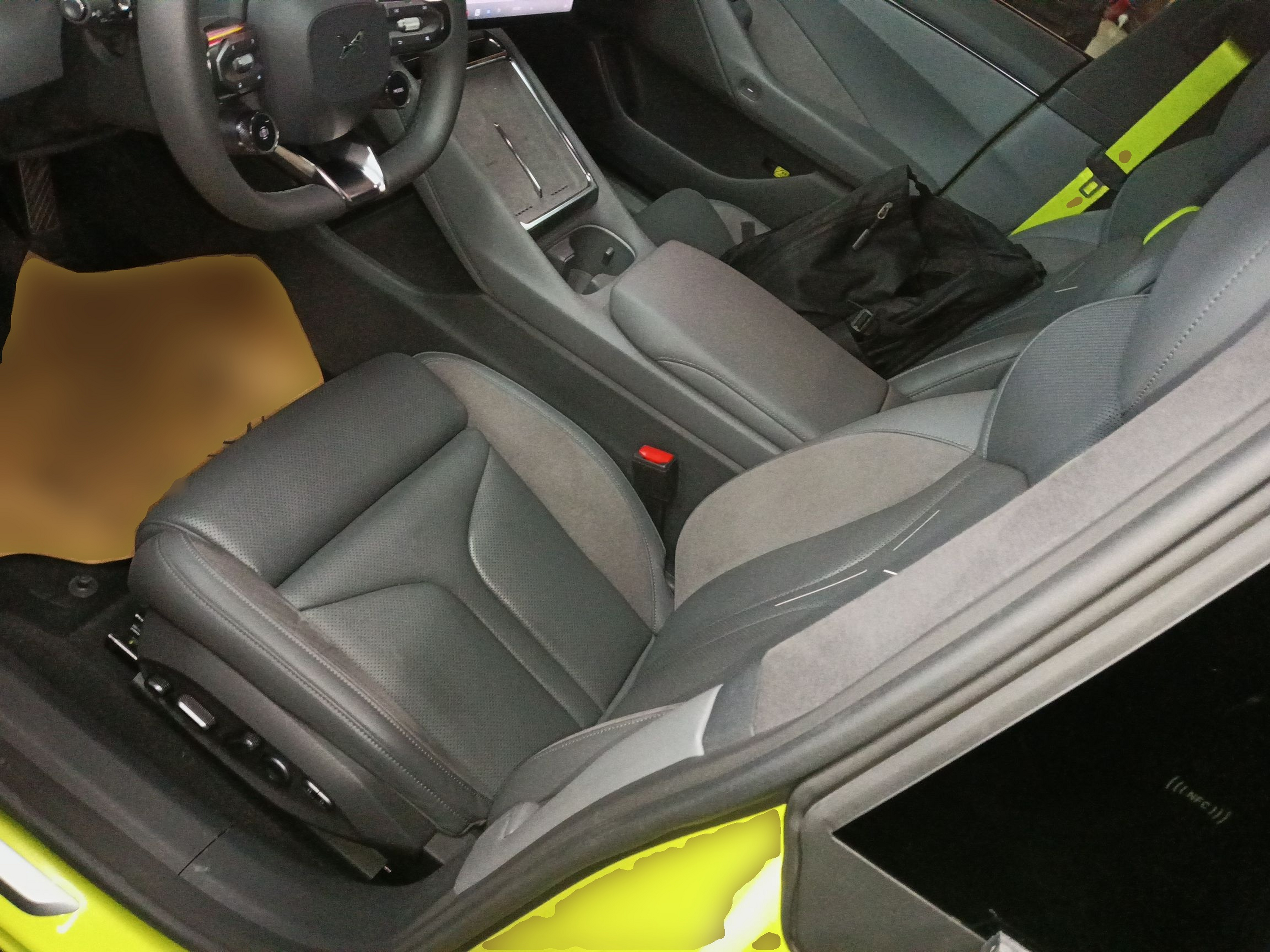 المقاعد الأمامية داخل السيارة