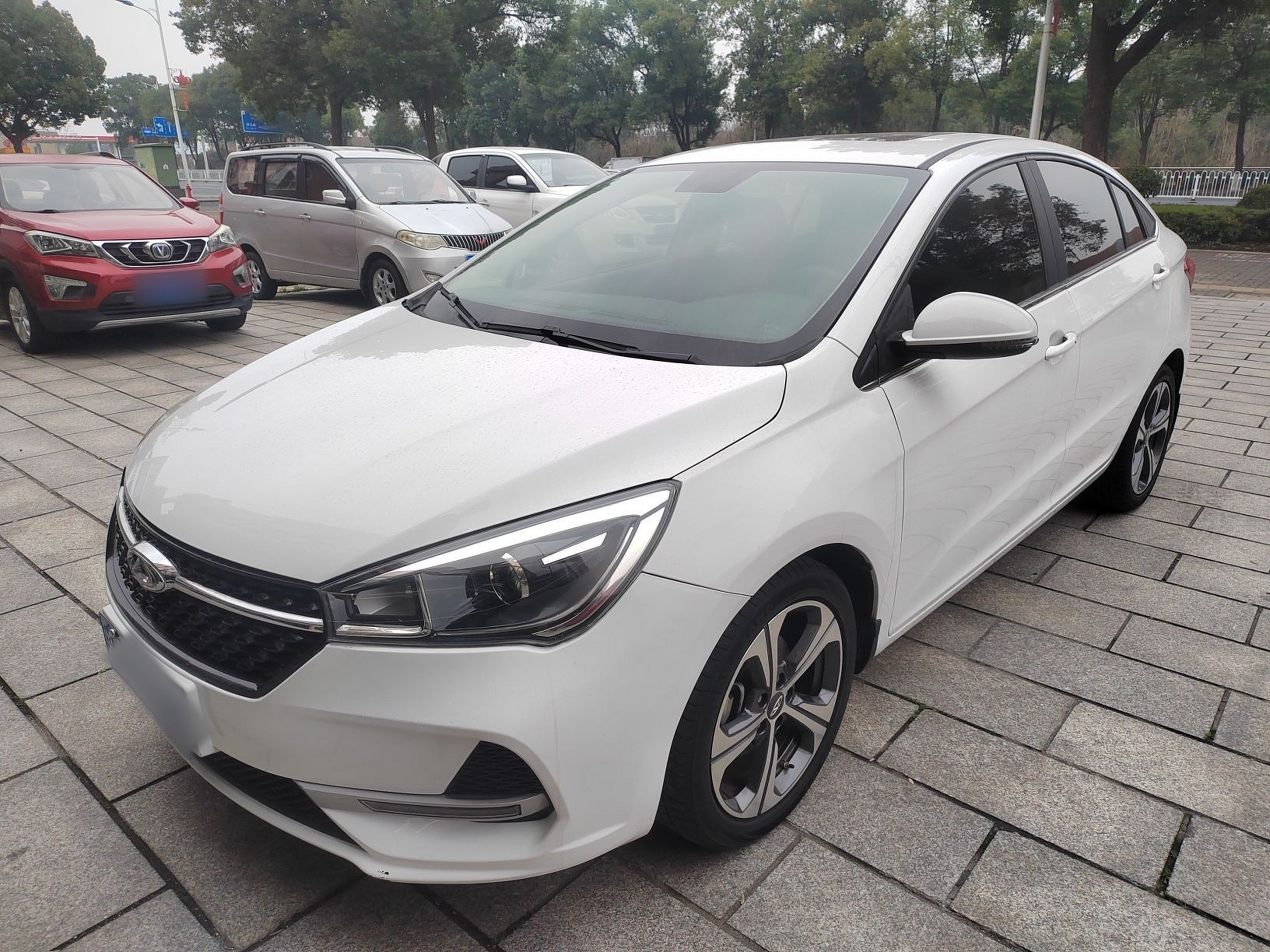 تحت مقدمة السيارة