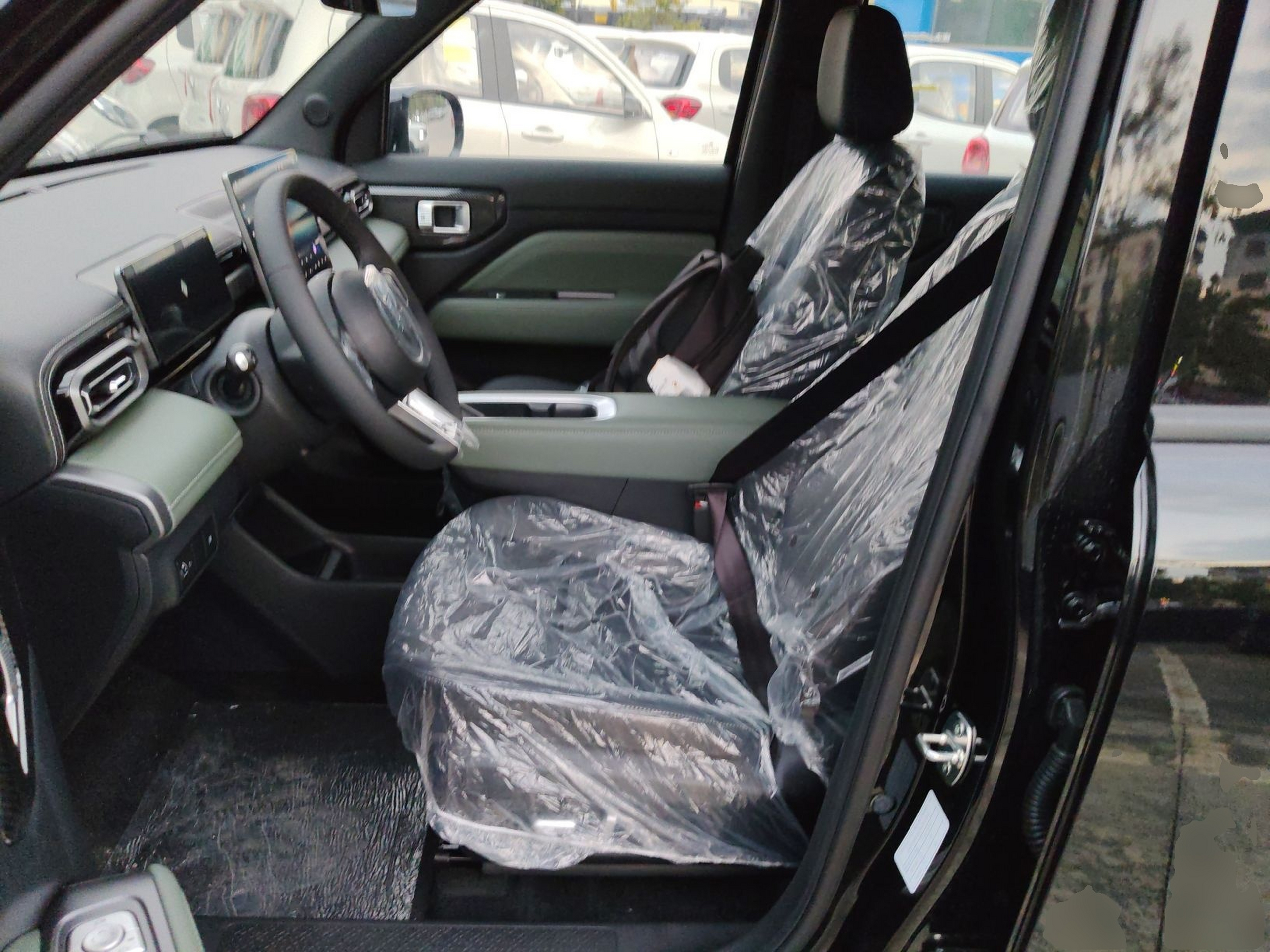 المقاعد الأمامية داخل السيارة