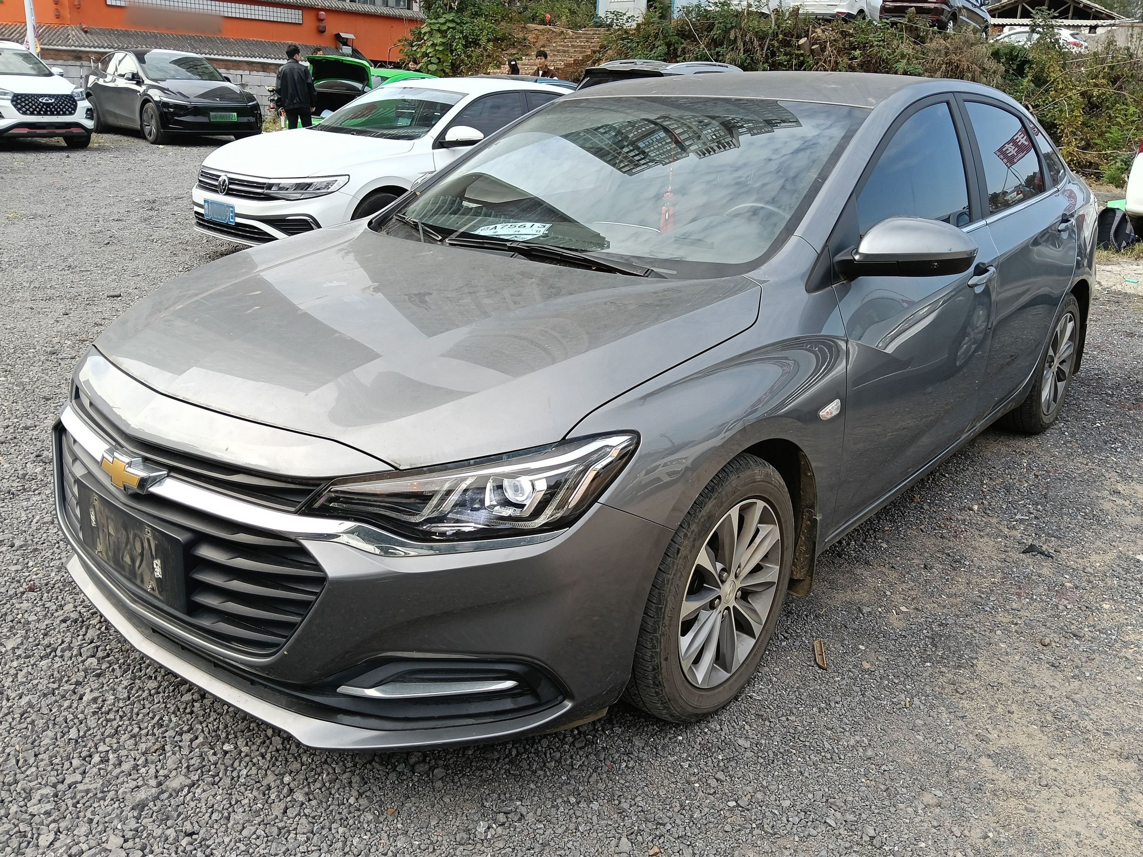 Под передней частью автомобиля