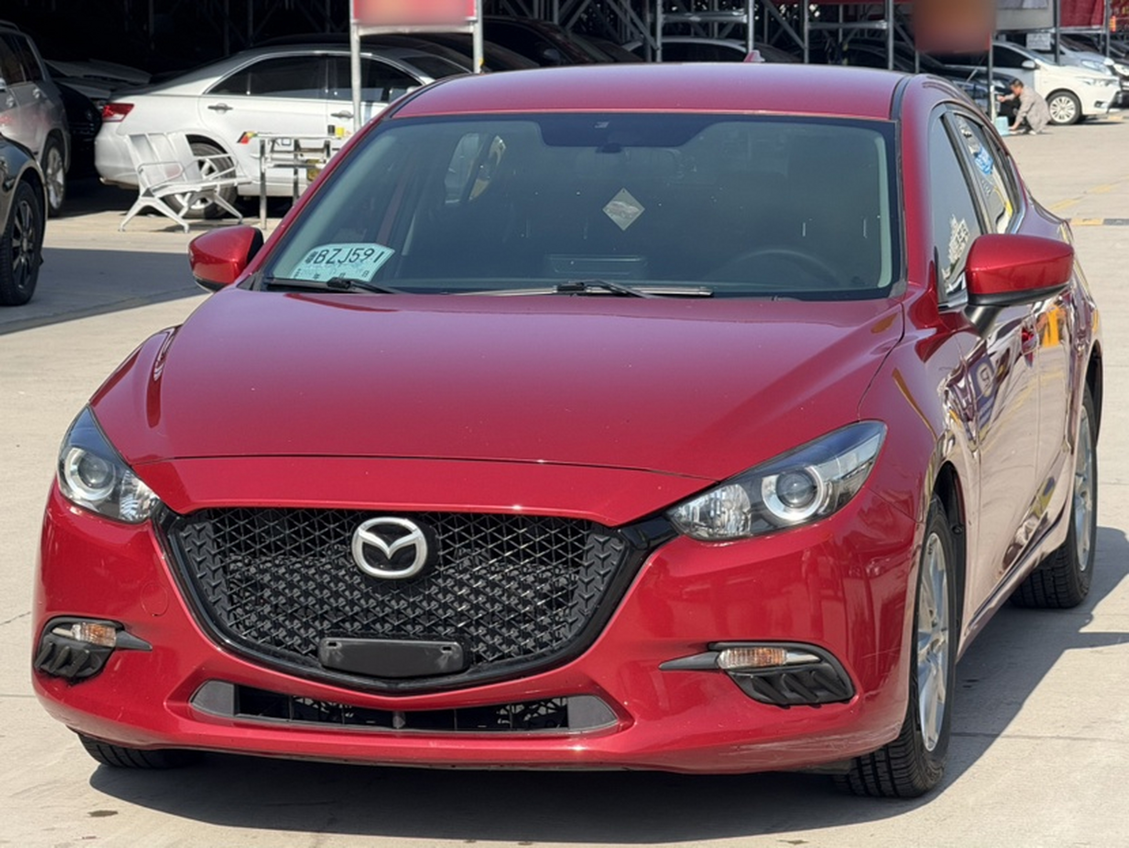 تحت مقدمة السيارة