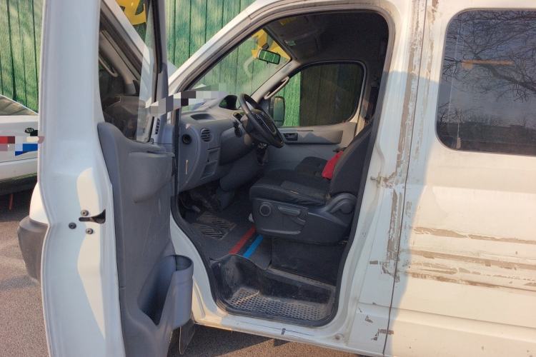 Used SAIC MAXUS Xintu V80 2019 2.5T Classic Edition 6-Speed Manual – Aoyuntong Modified Version Short Wheelbase Mid-Height Roof 5/6 Seats
