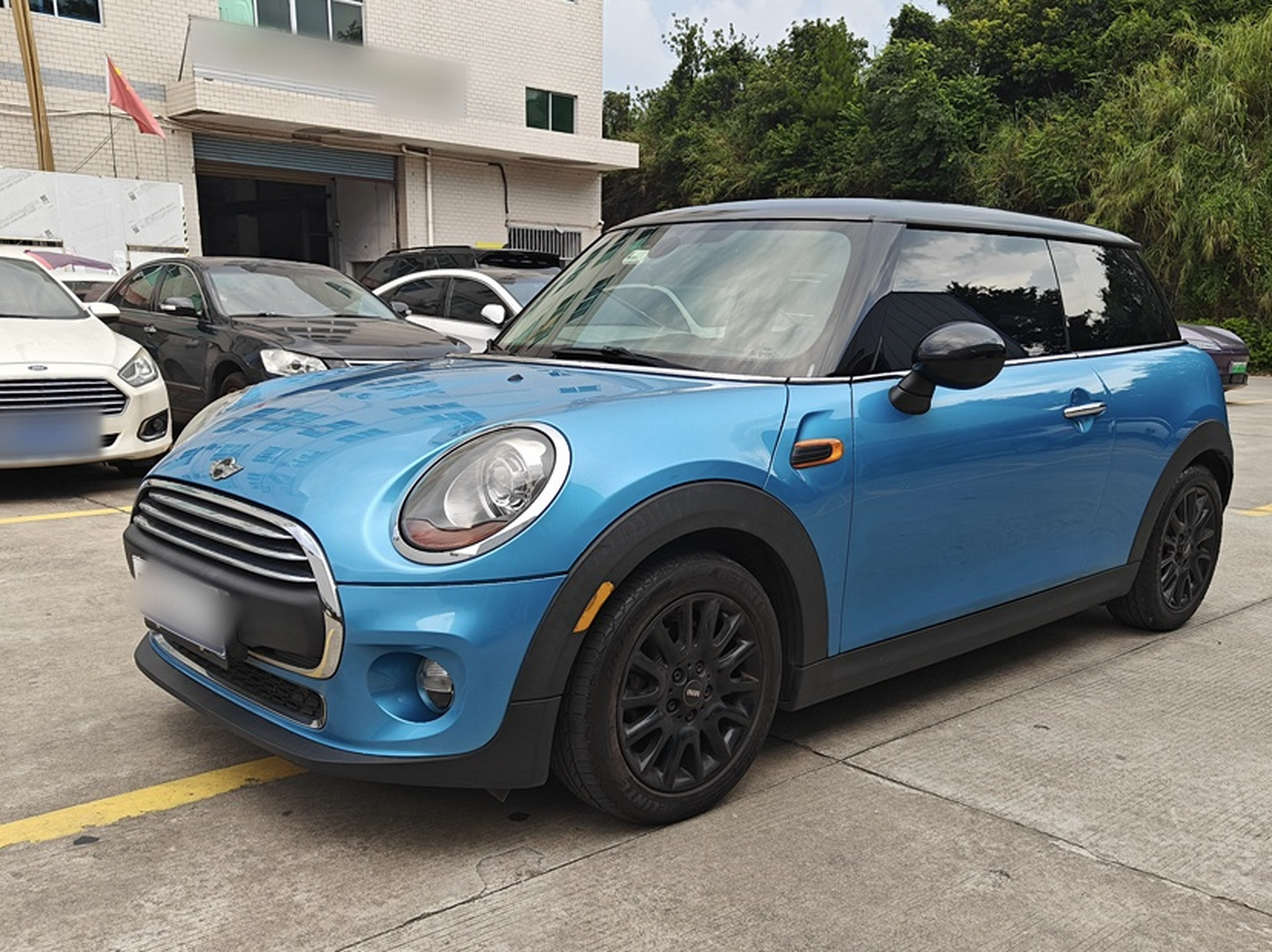 تحت مقدمة السيارة