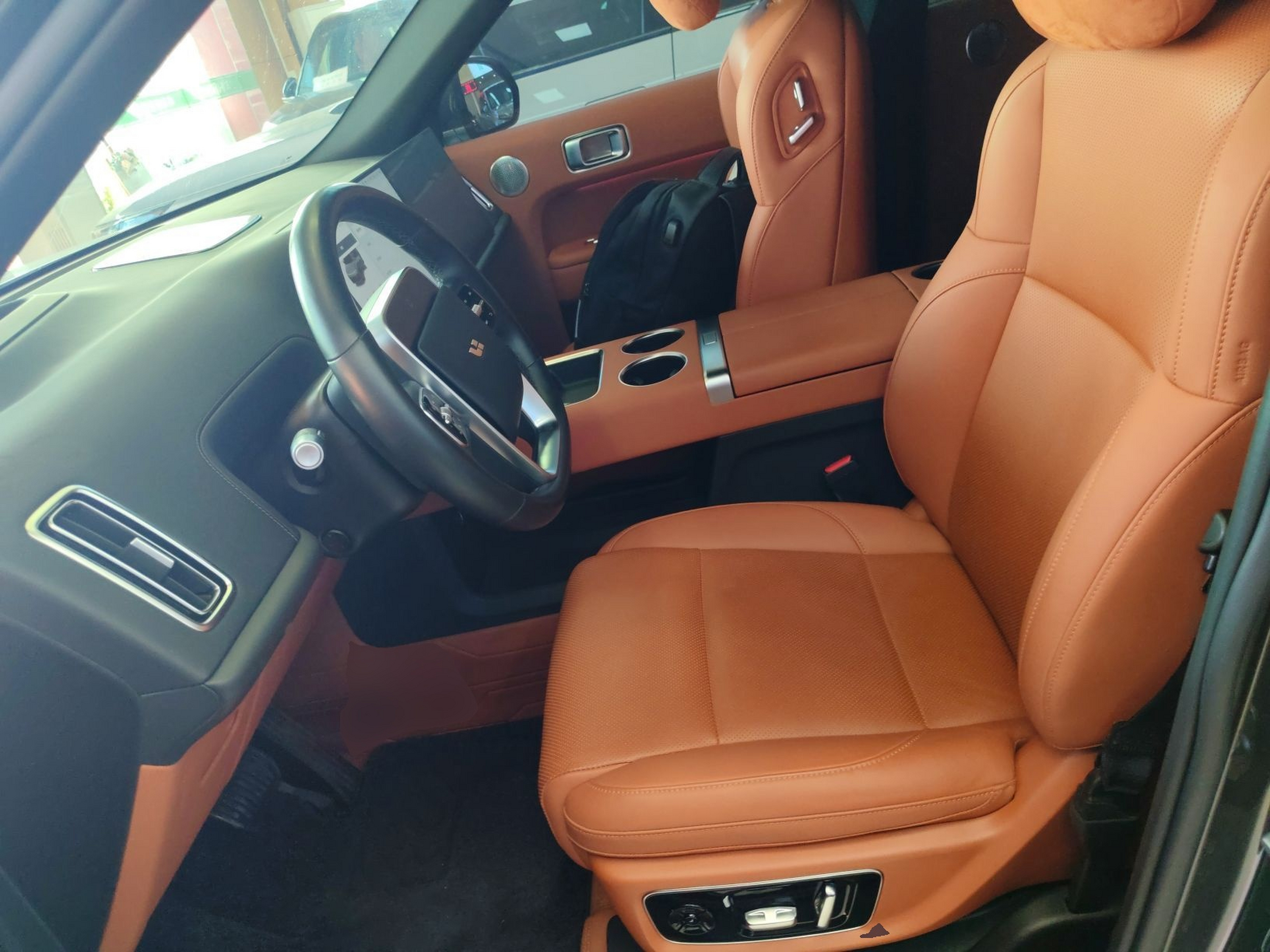 المقاعد الأمامية داخل السيارة