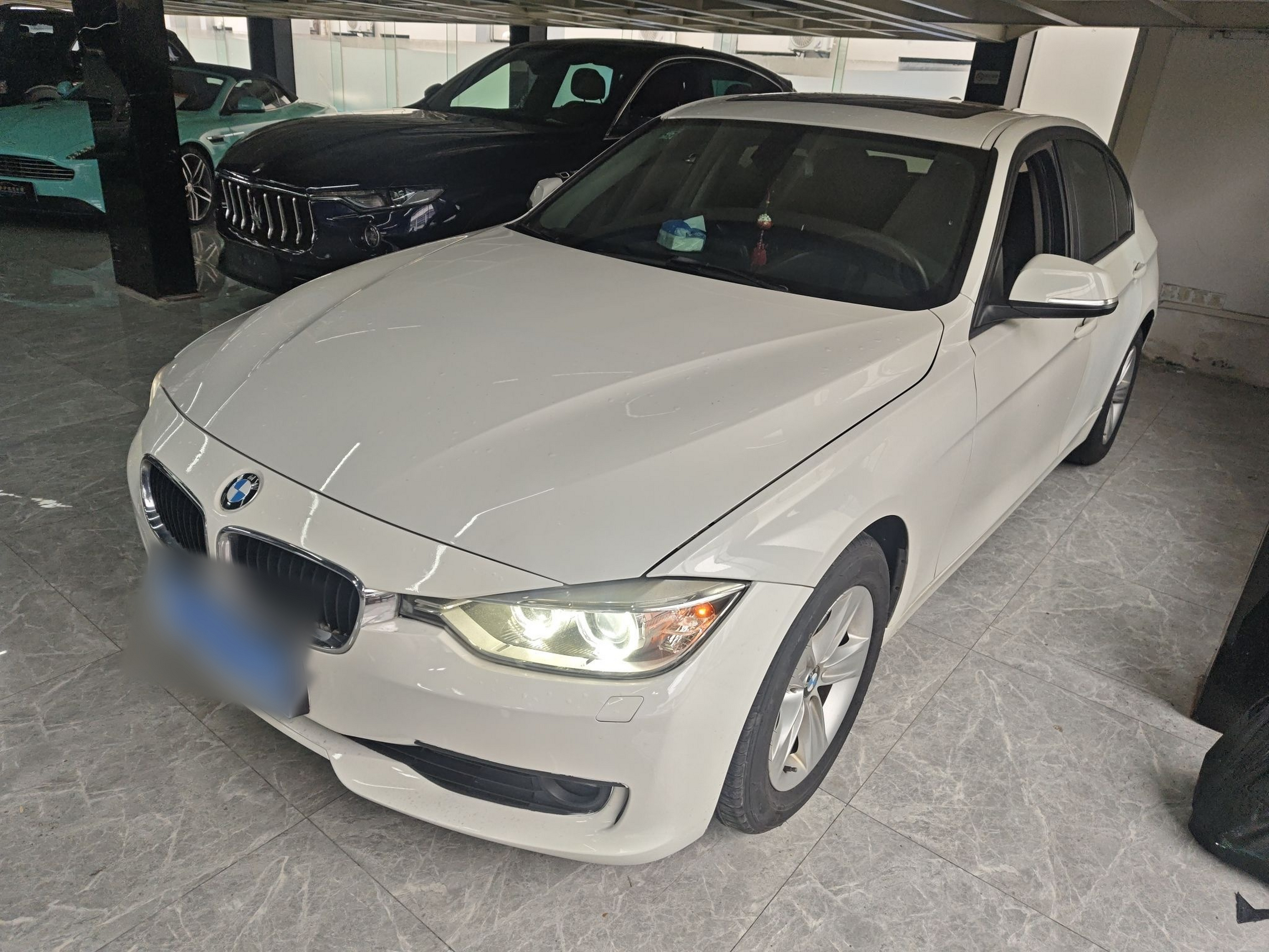 Под передней частью автомобиля