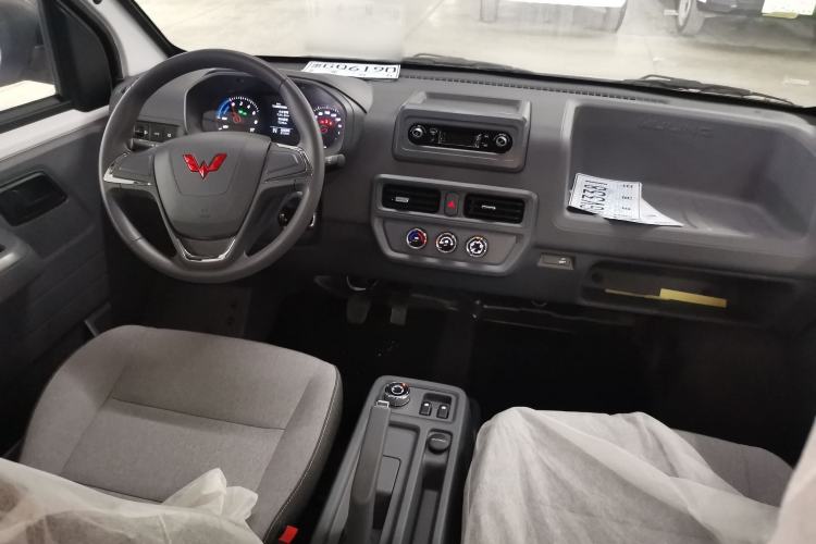 Used Wuling Yangguang 2025 Model 310KM Bus Edition—Customized by CATL
