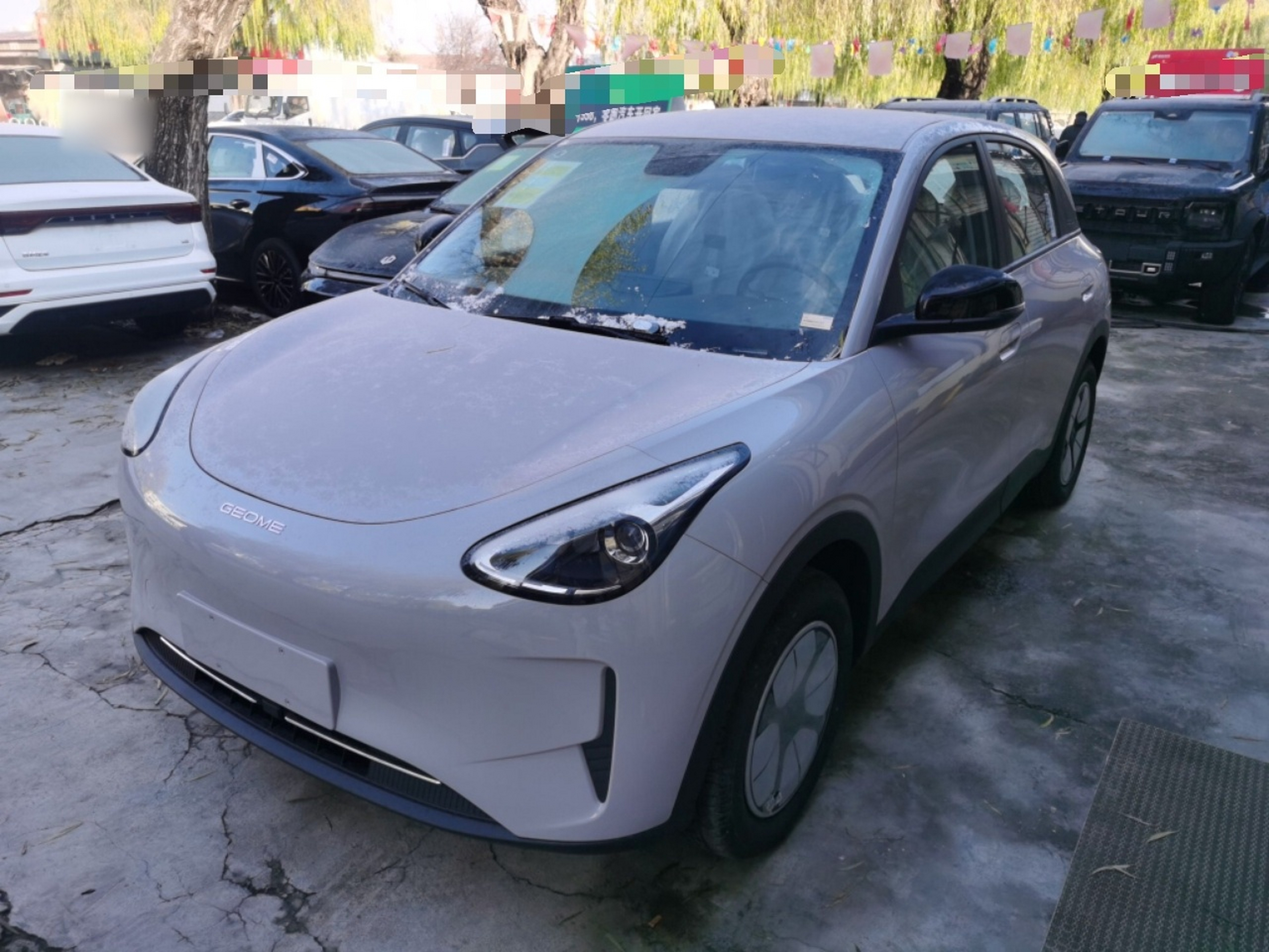 Под передней частью автомобиля