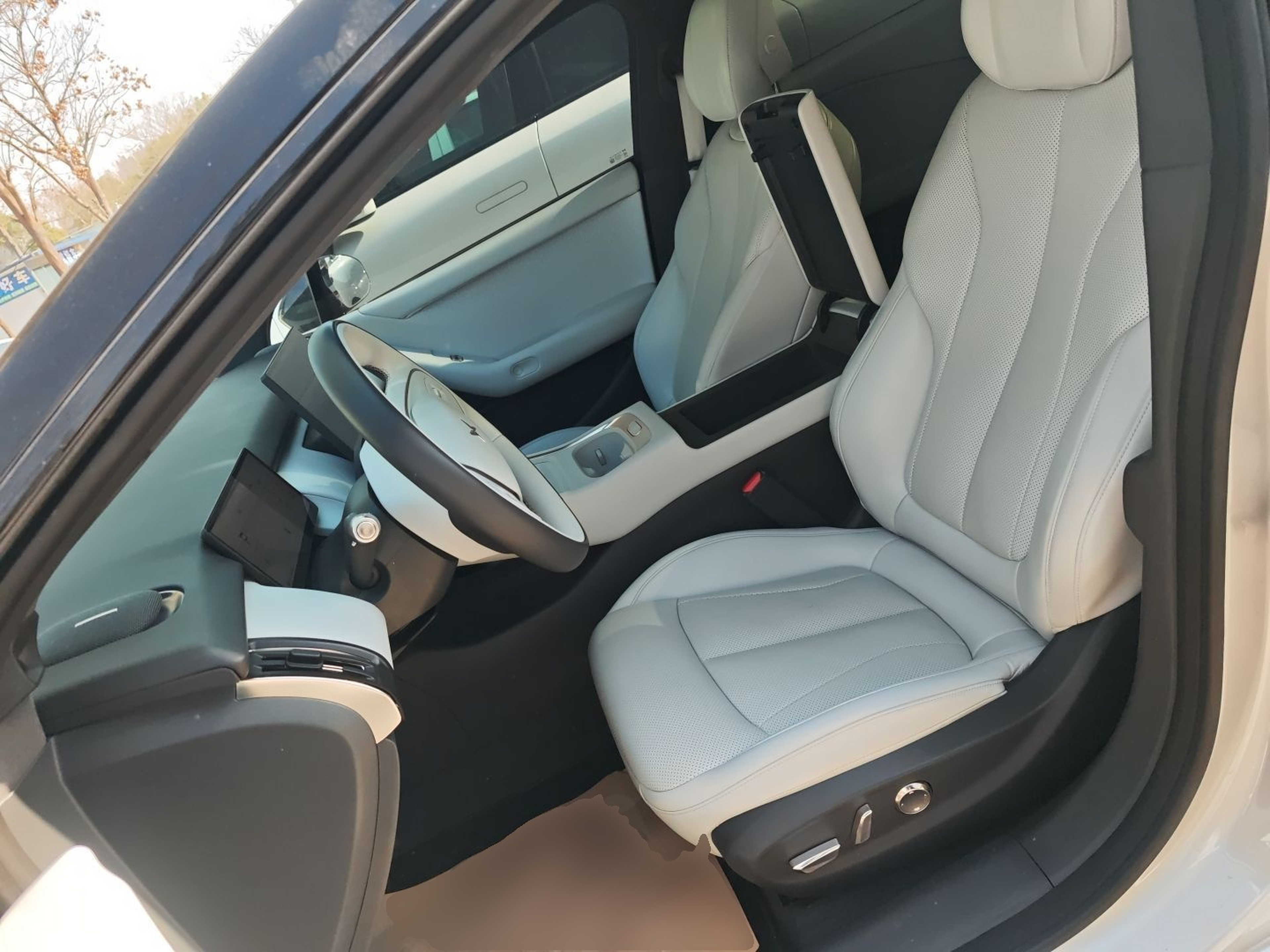 Переднее сиденье в автомобиле