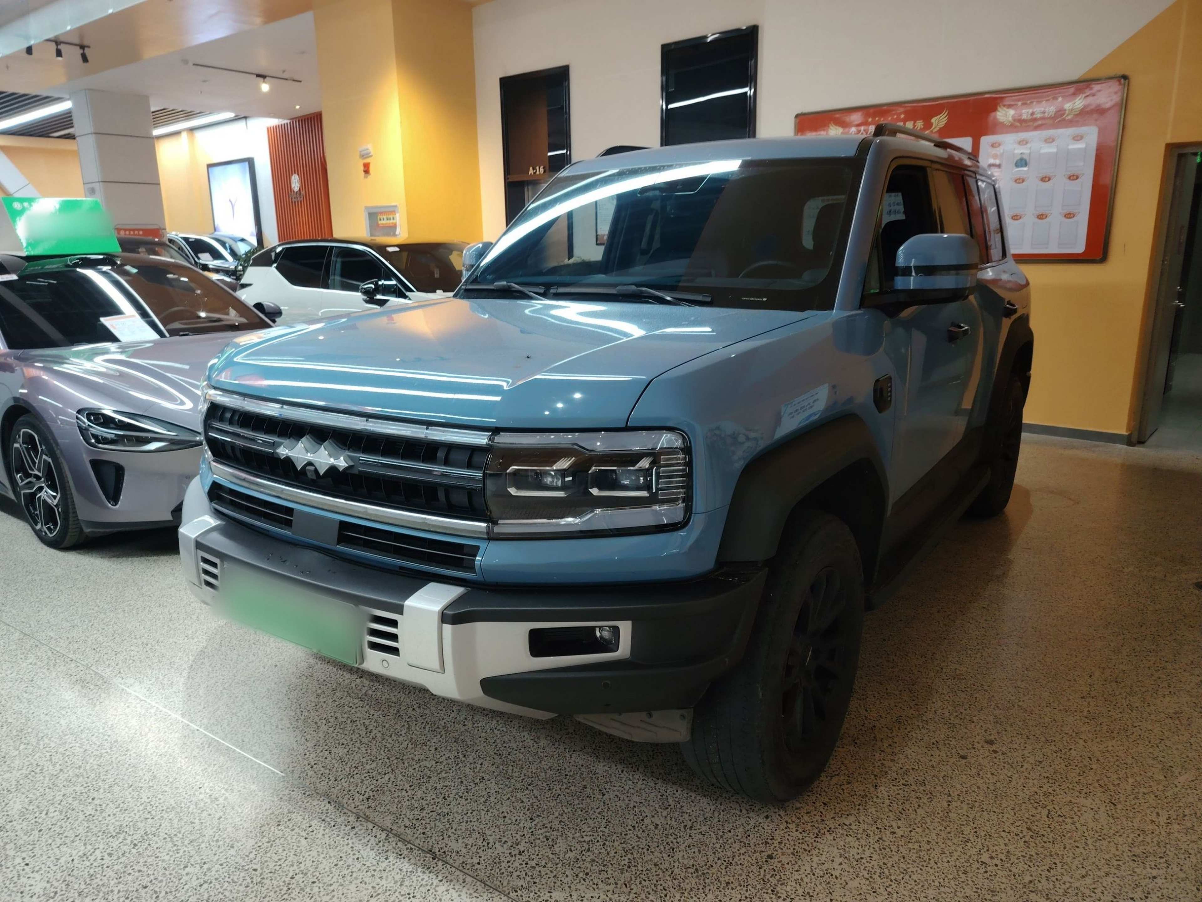 تحت مقدمة السيارة