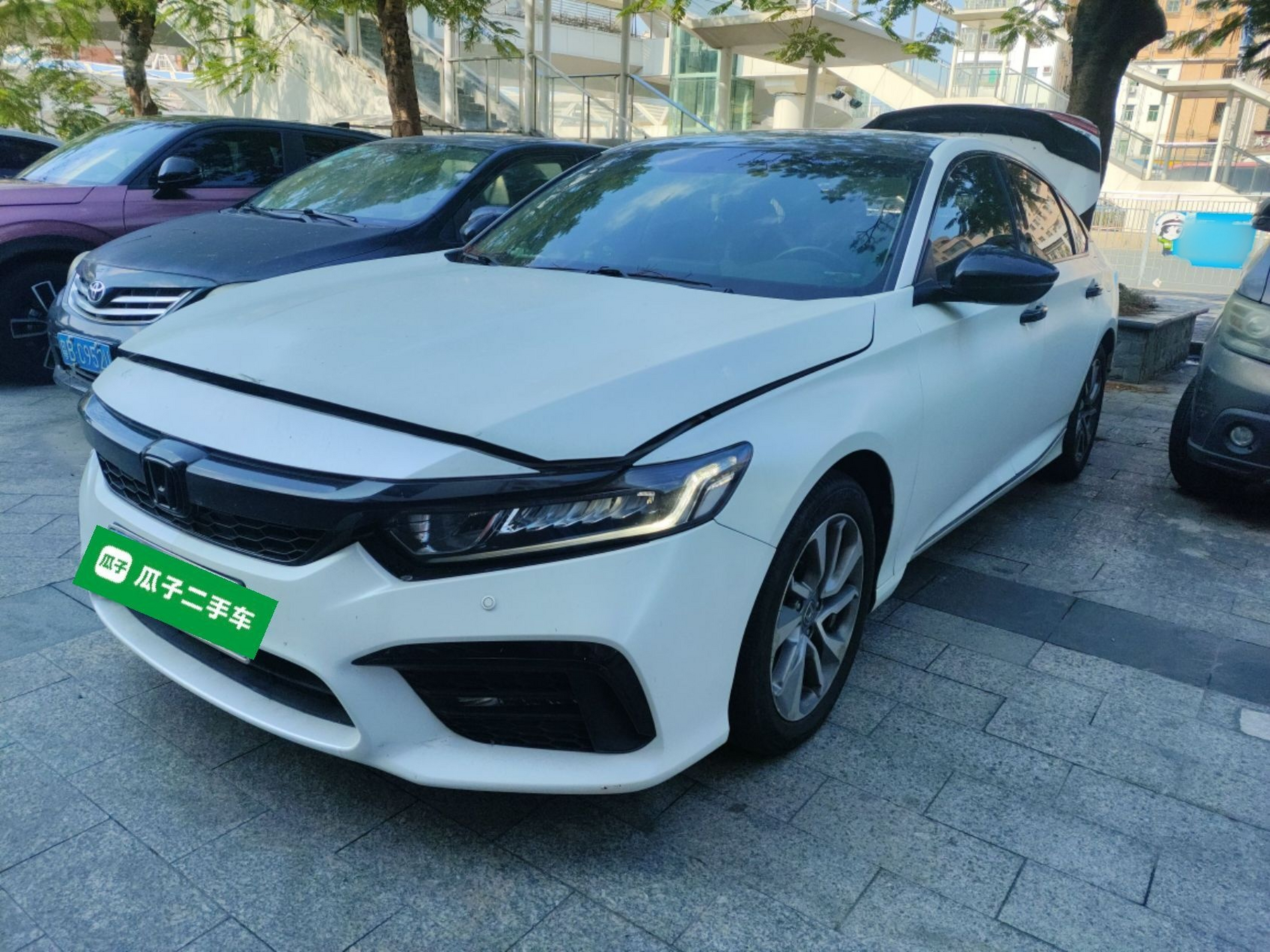 Под передней частью автомобиля