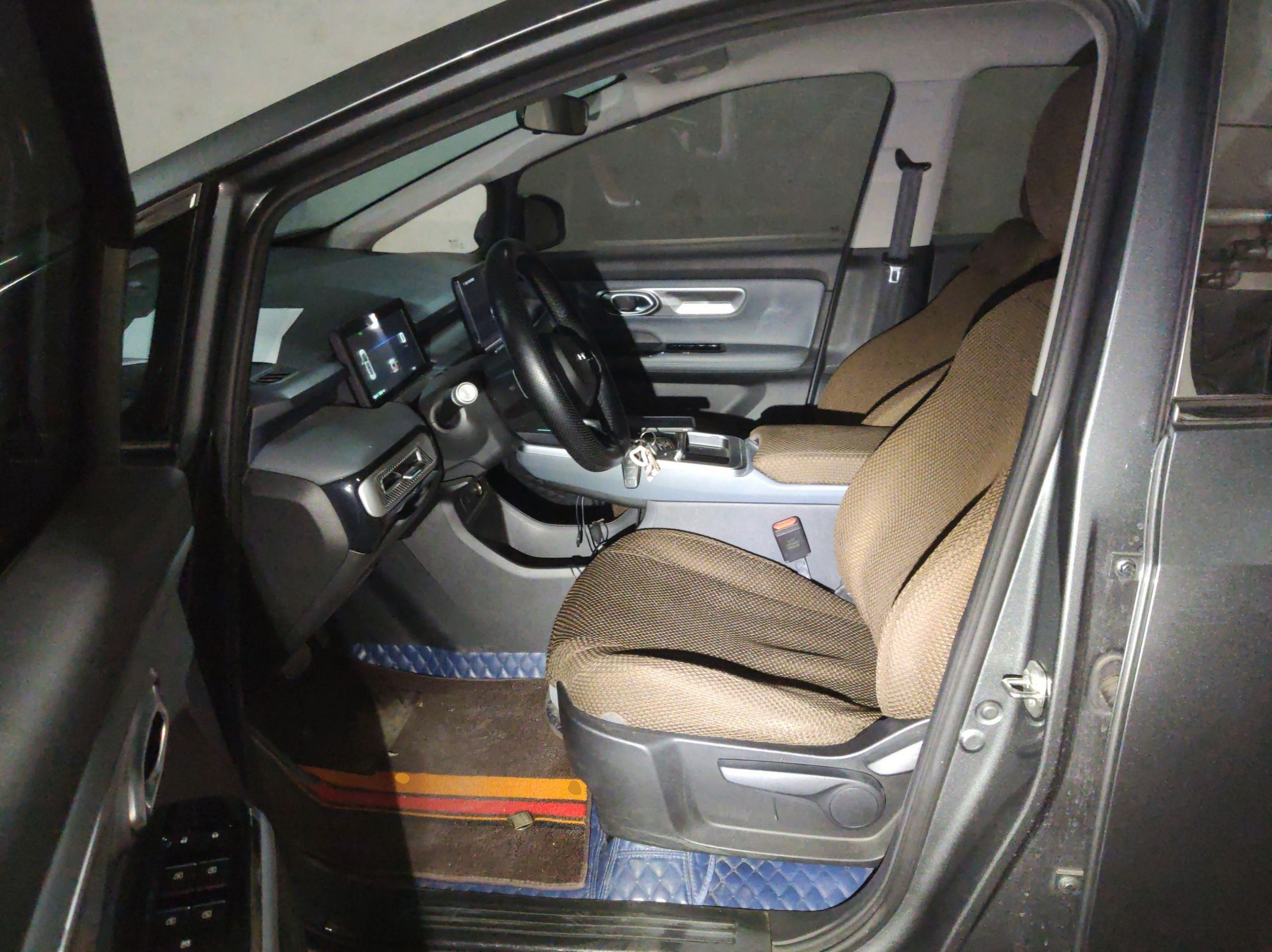 Переднее сиденье в автомобиле