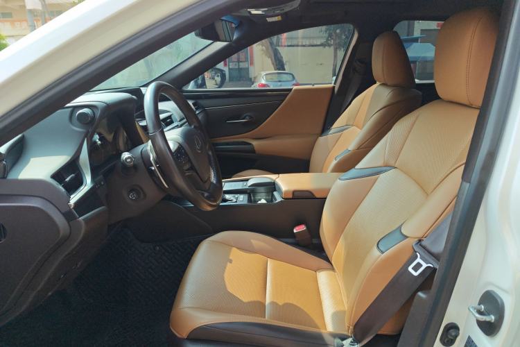 Used Lexus ES 2020 300h Premier Edition
