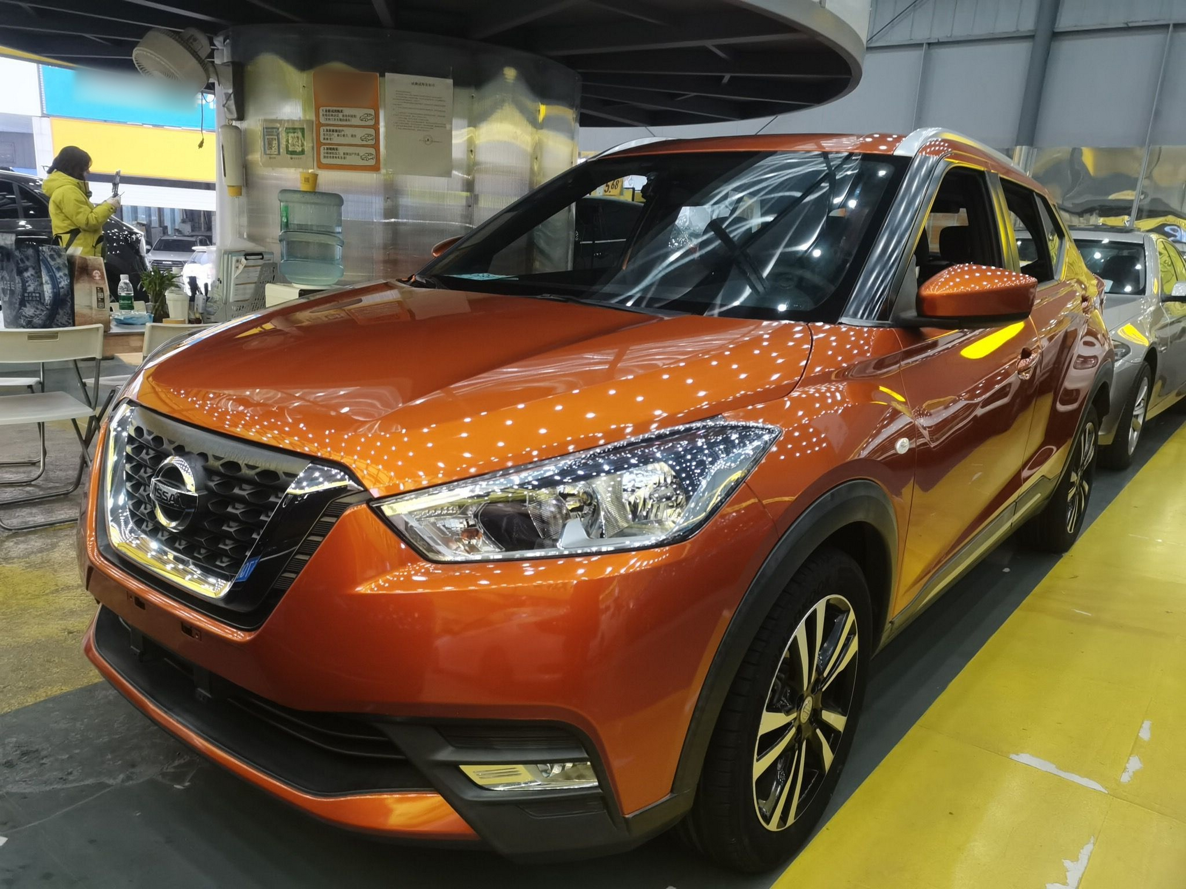 تحت مقدمة السيارة