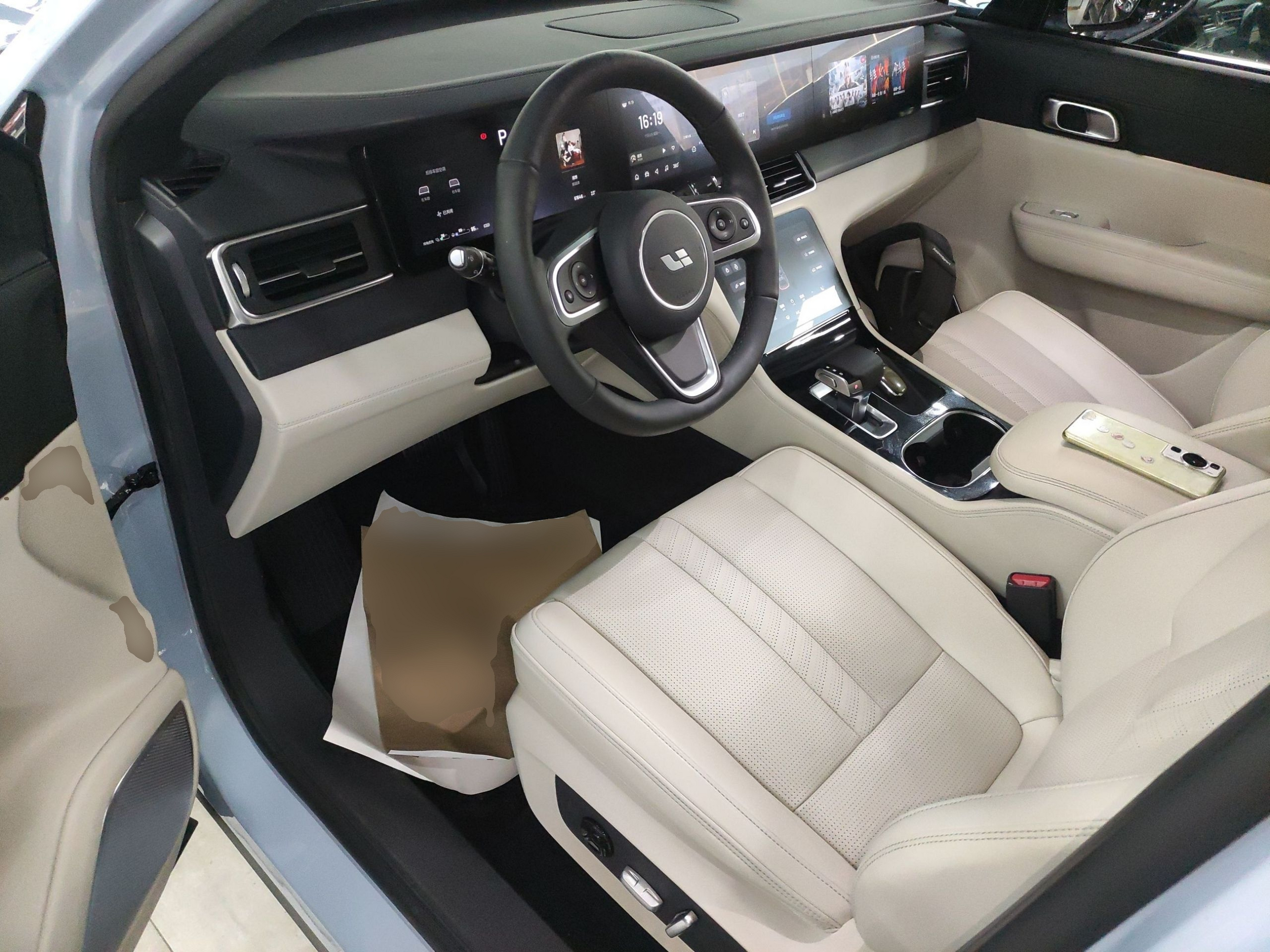 المقاعد الأمامية داخل السيارة