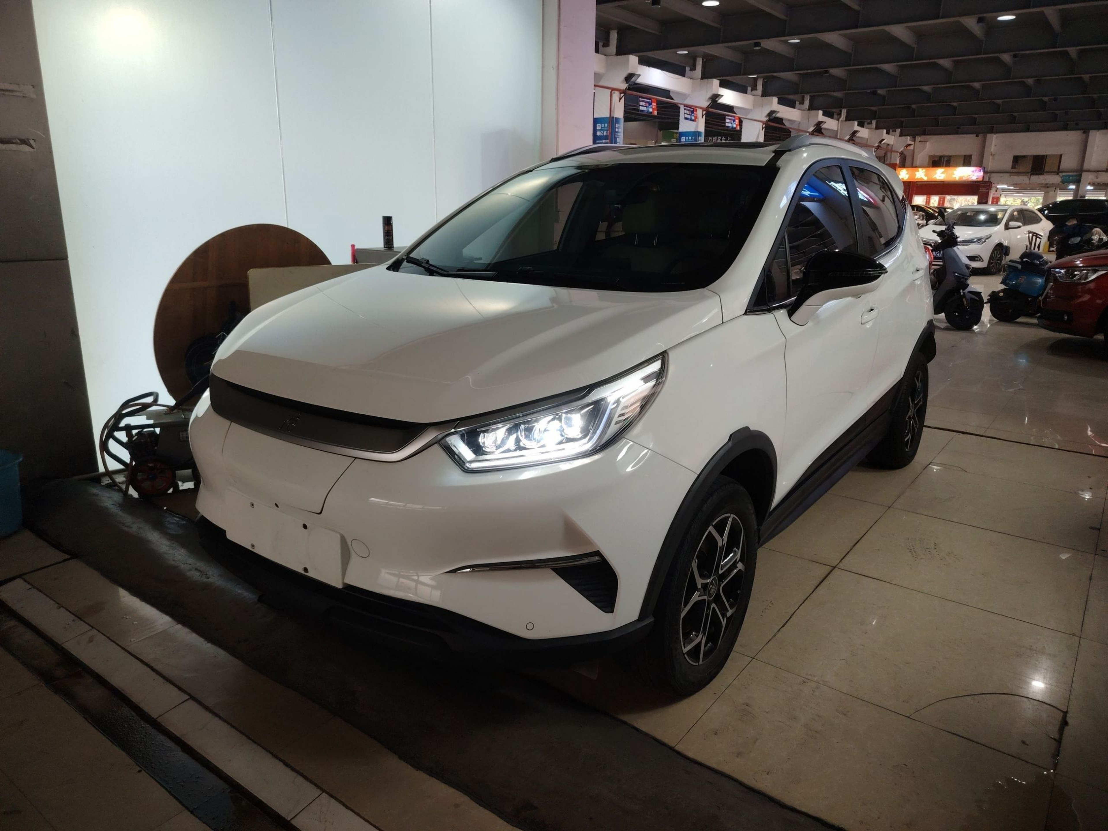 تحت مقدمة السيارة