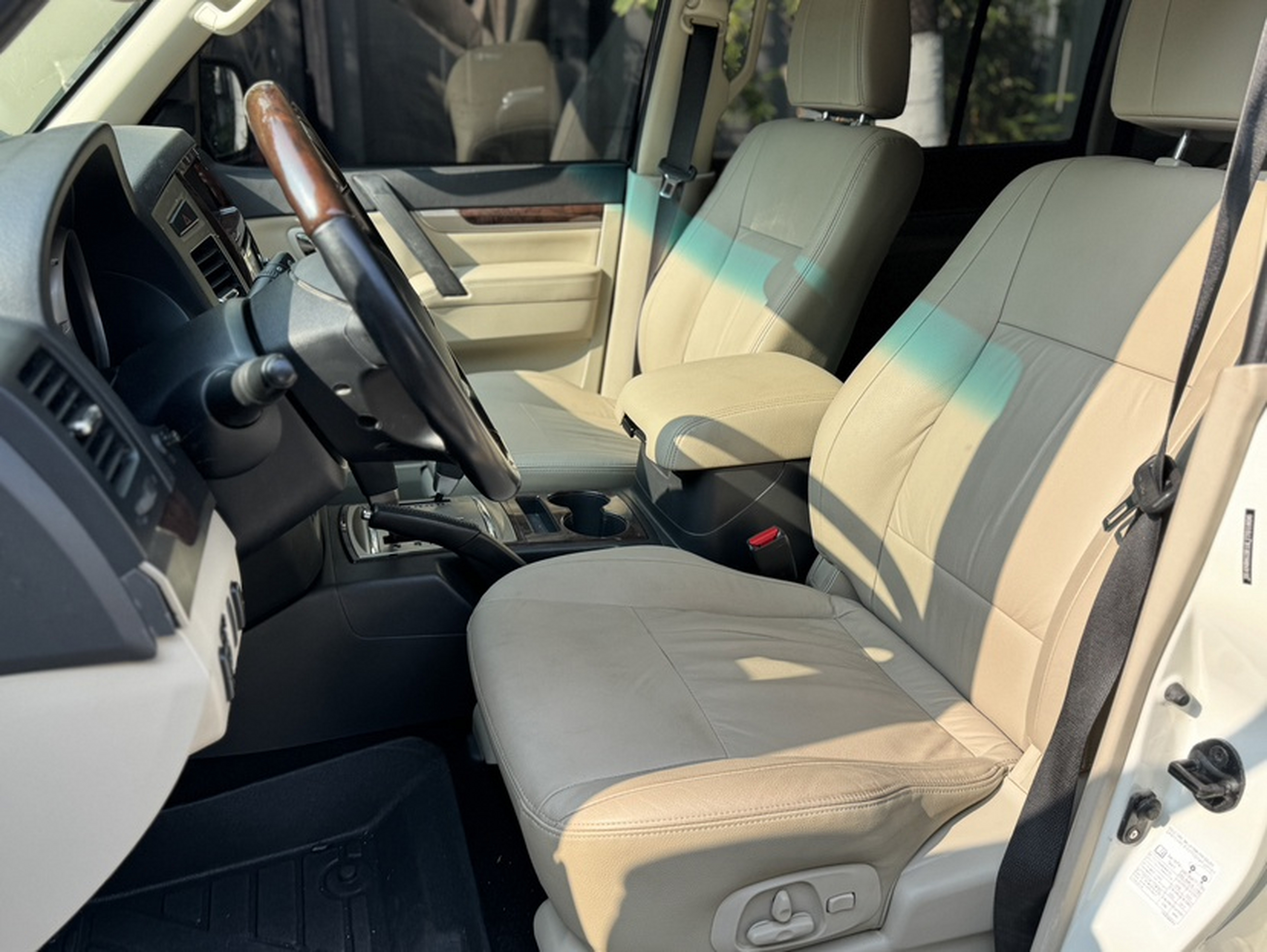 المقاعد الأمامية داخل السيارة