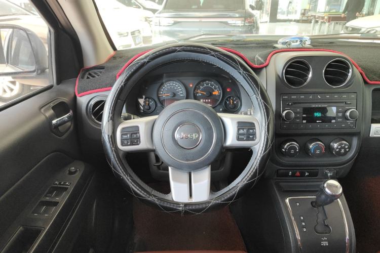 Used  Compass 2015 2.0L two-wheel drive sport version