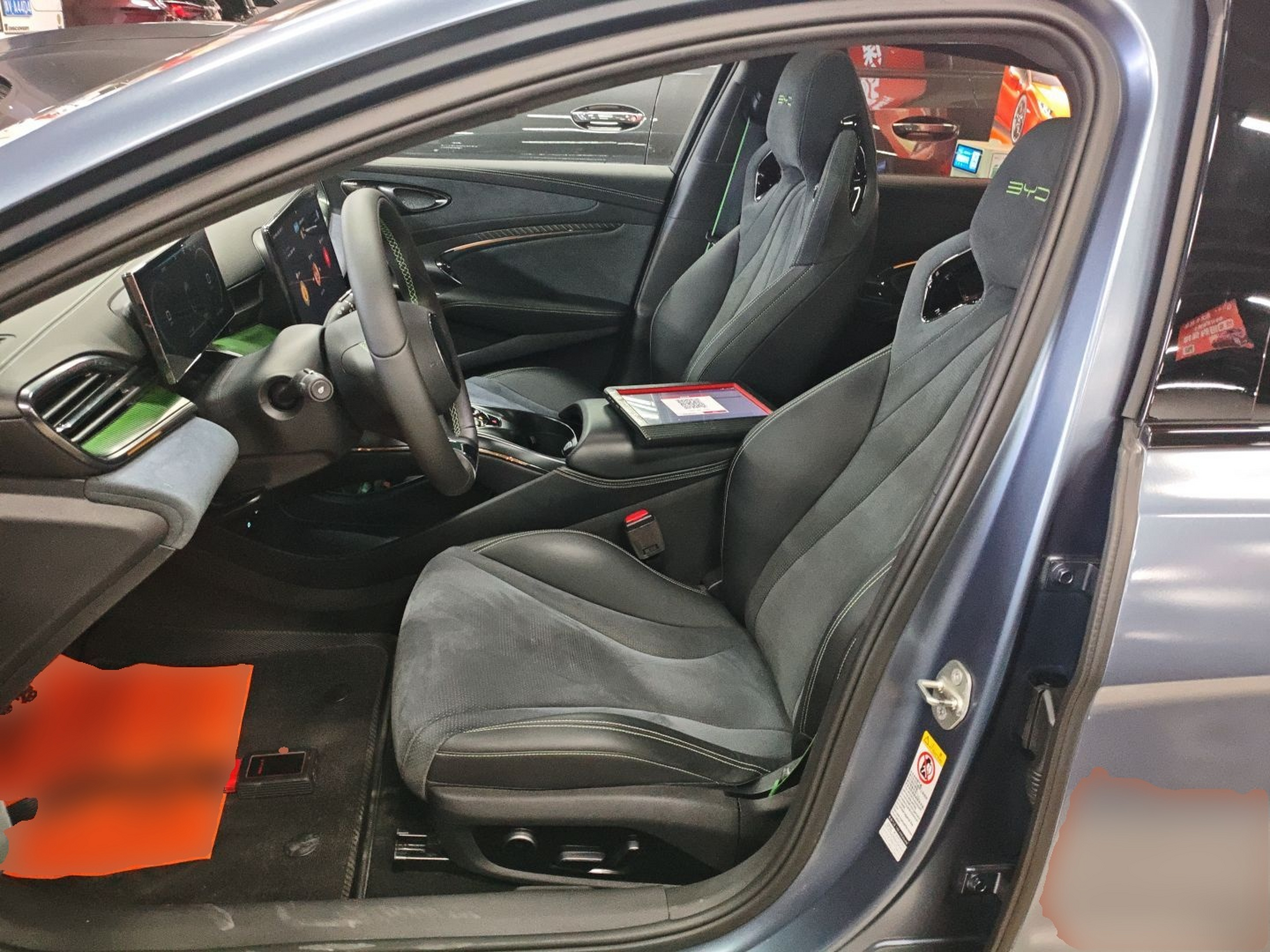 المقاعد الأمامية داخل السيارة