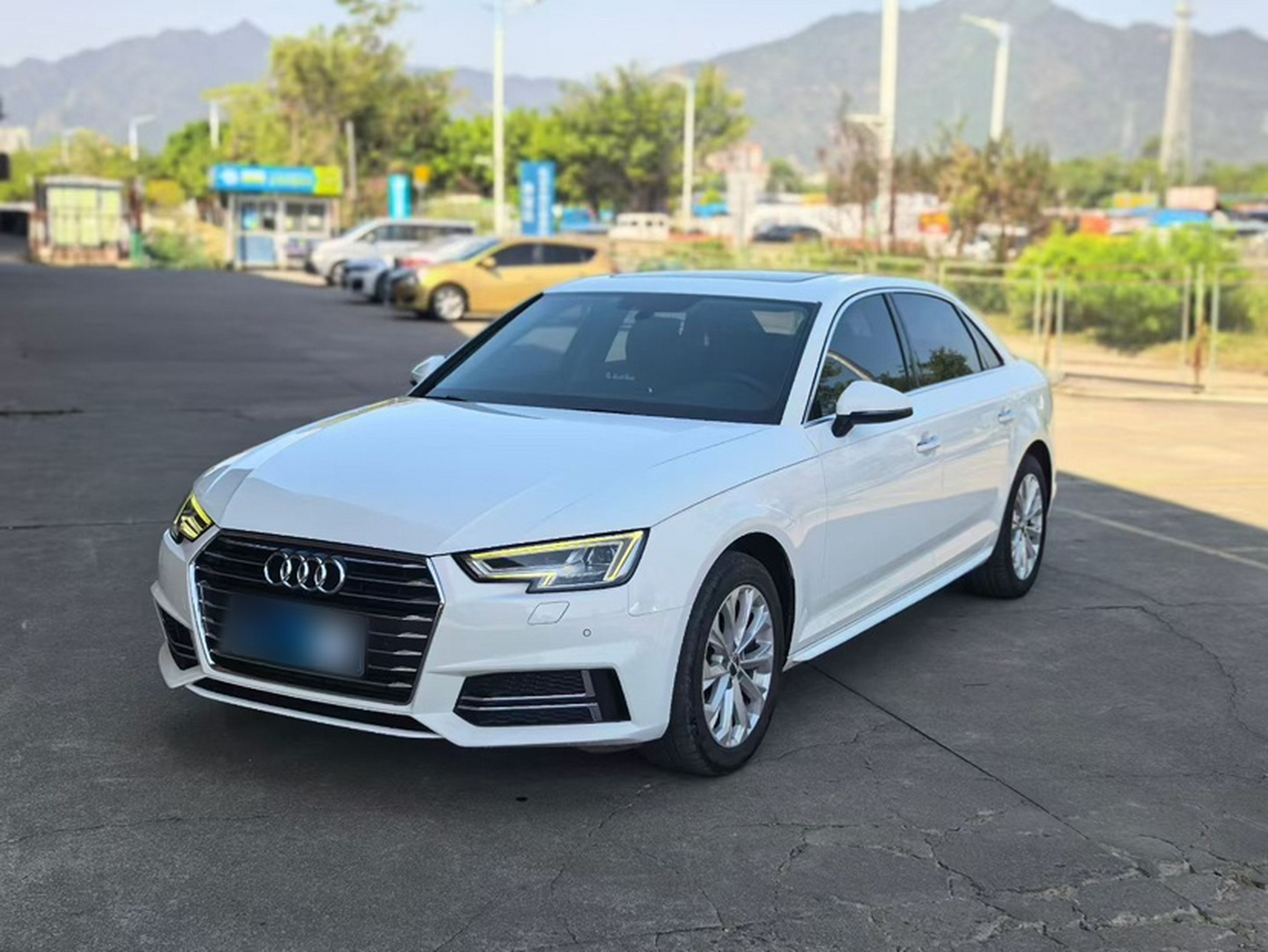 تحت مقدمة السيارة