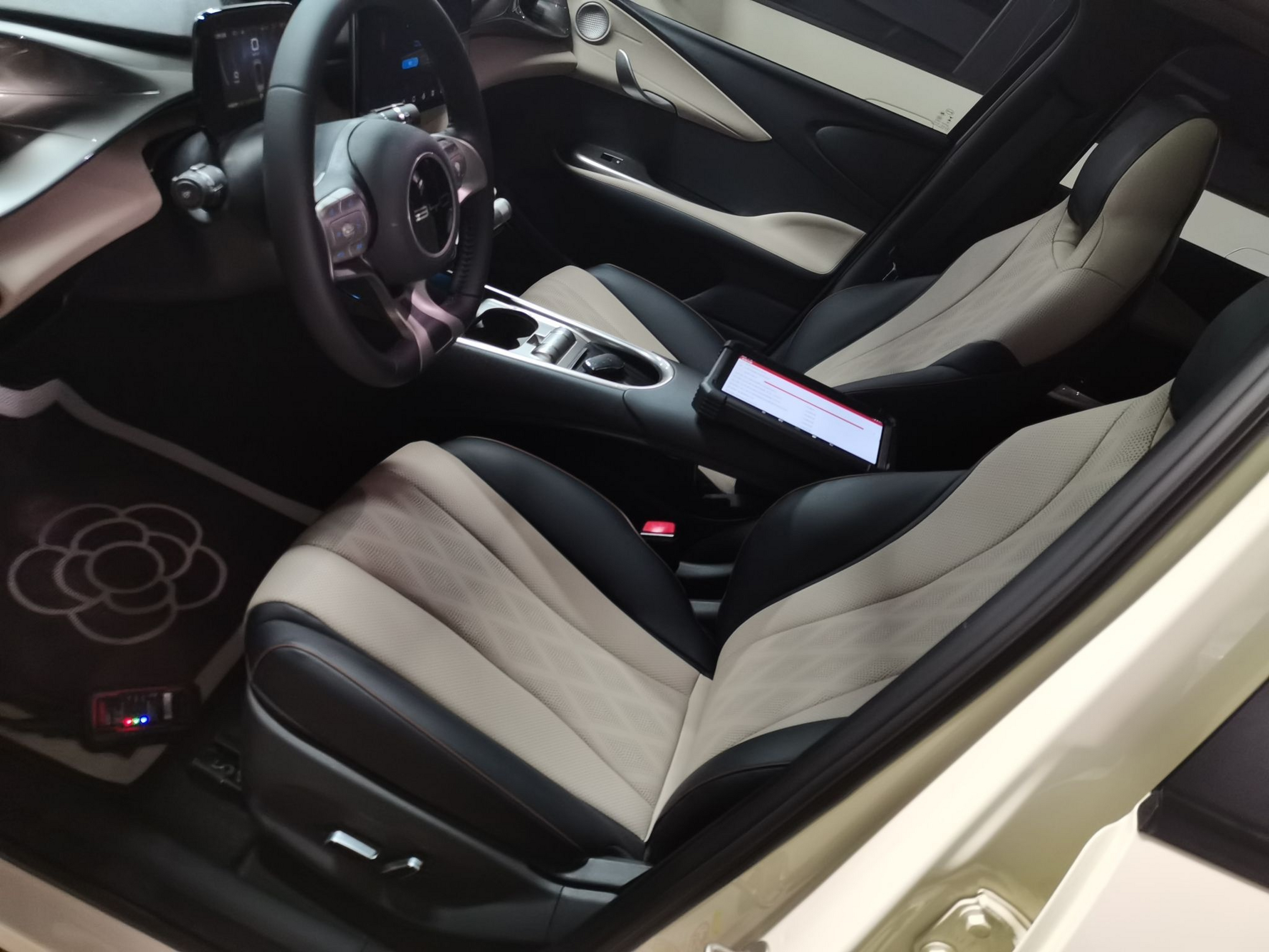 المقاعد الأمامية داخل السيارة