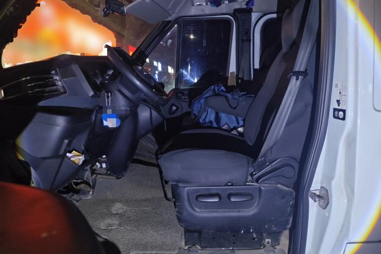 Used JMC Fushun 2022 2.0T Manual Multi-Function Passenger Vehicle Short Wheelbase Mid-Height Roof 6-Seater