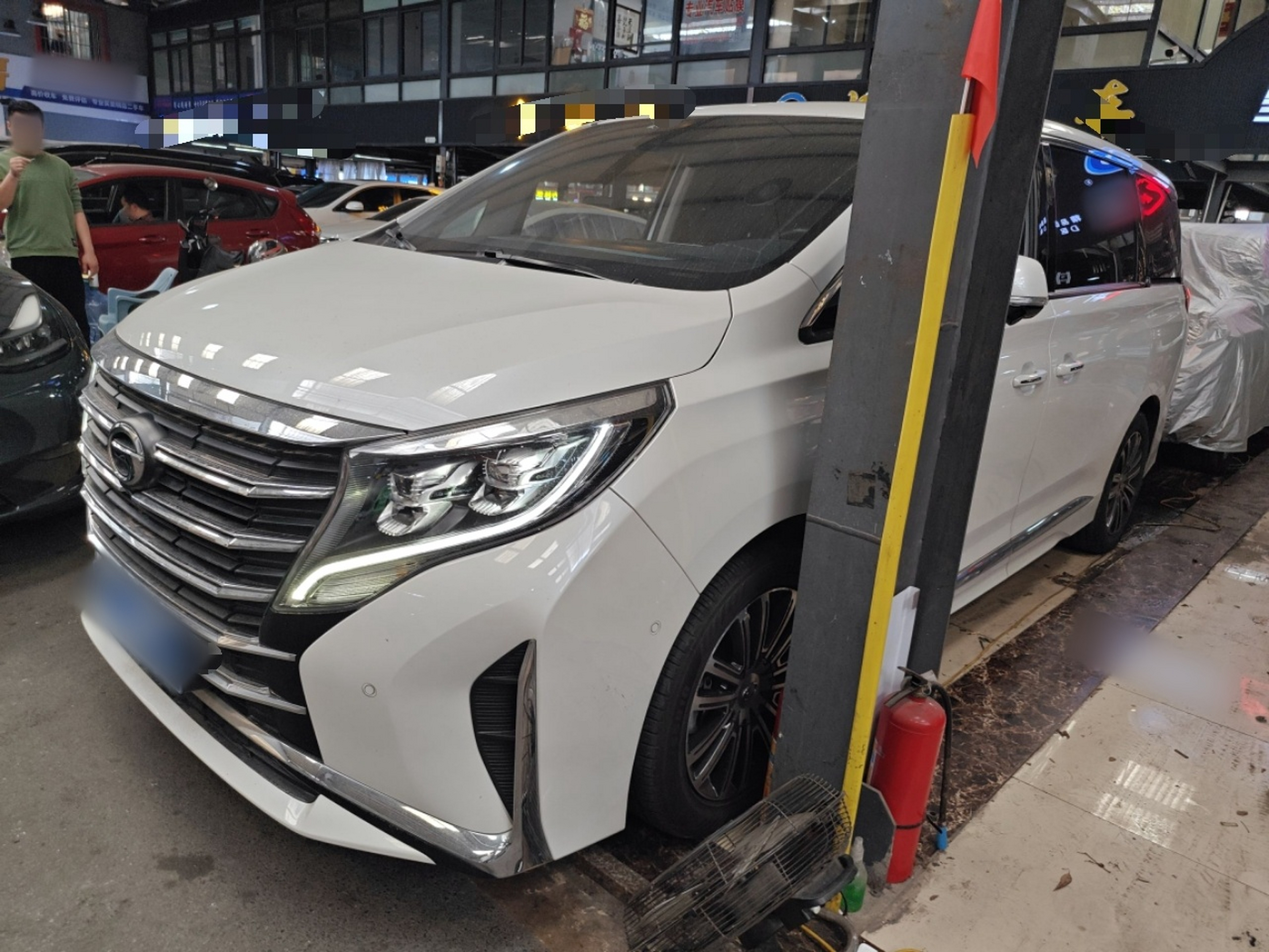 Под передней частью автомобиля